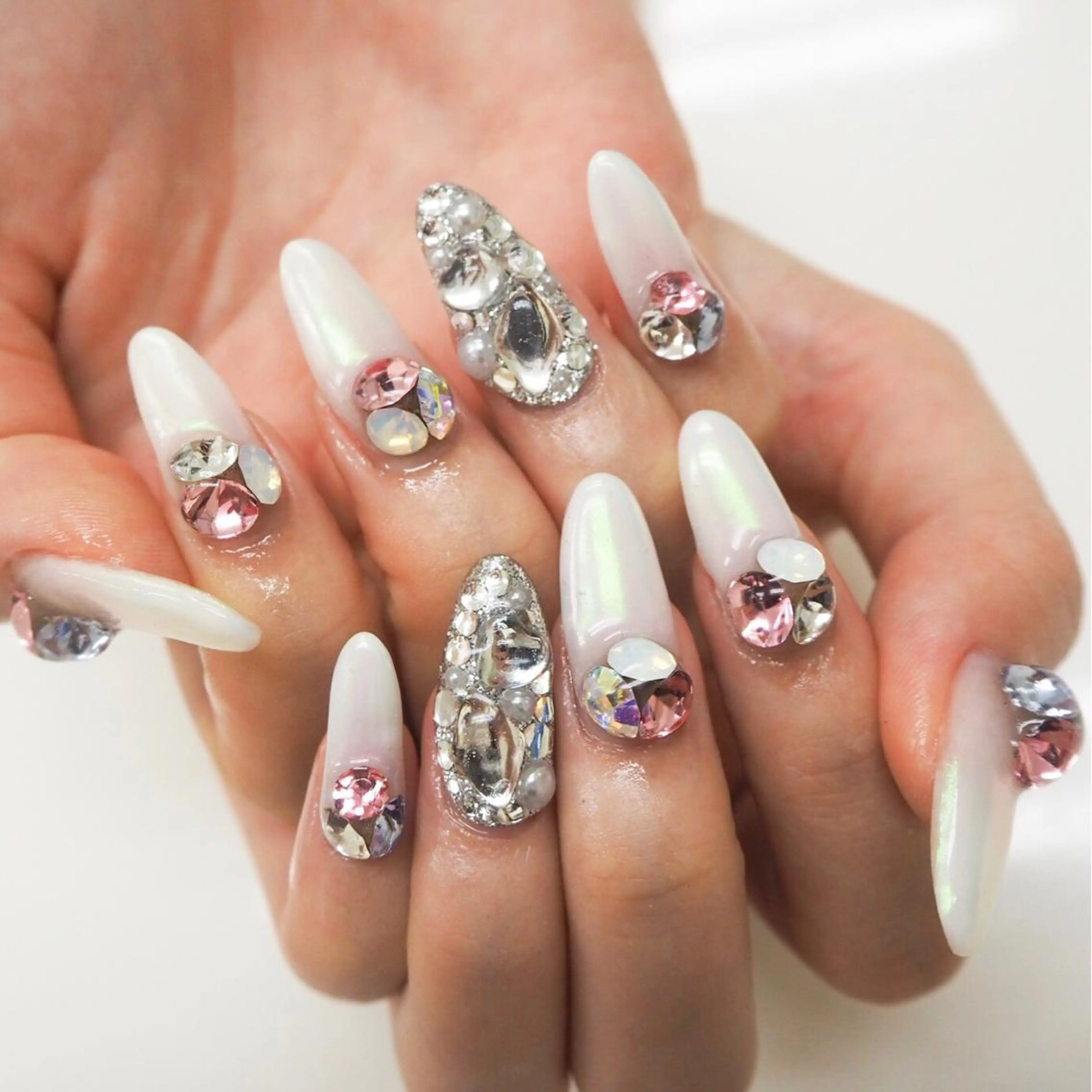 ネイル ストーンネイル Hisaka Mikiのネイルデザイン