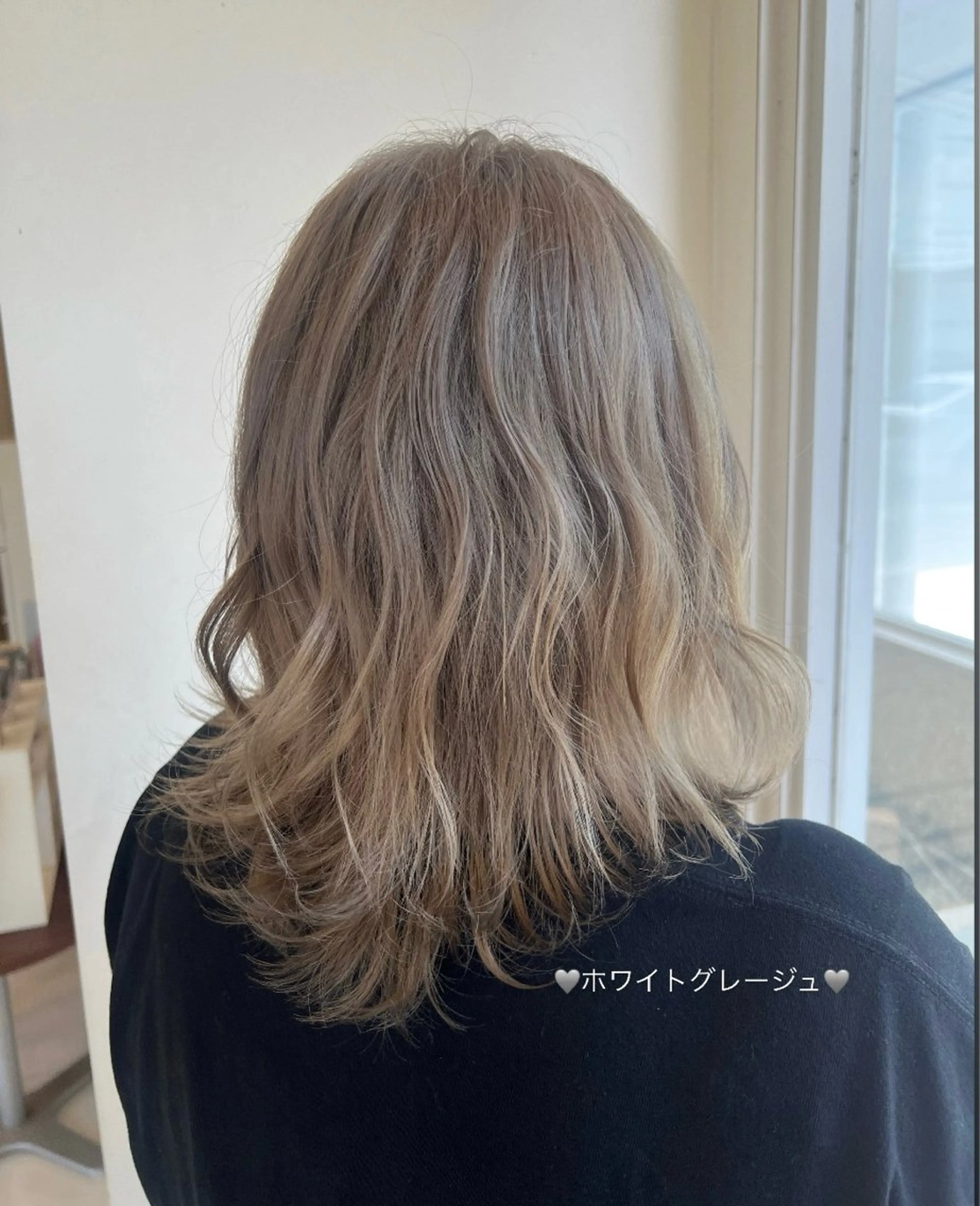 ミディアム カラー ブリーチ グレージュ ヘアカラー 友田 未来のヘアスタイル