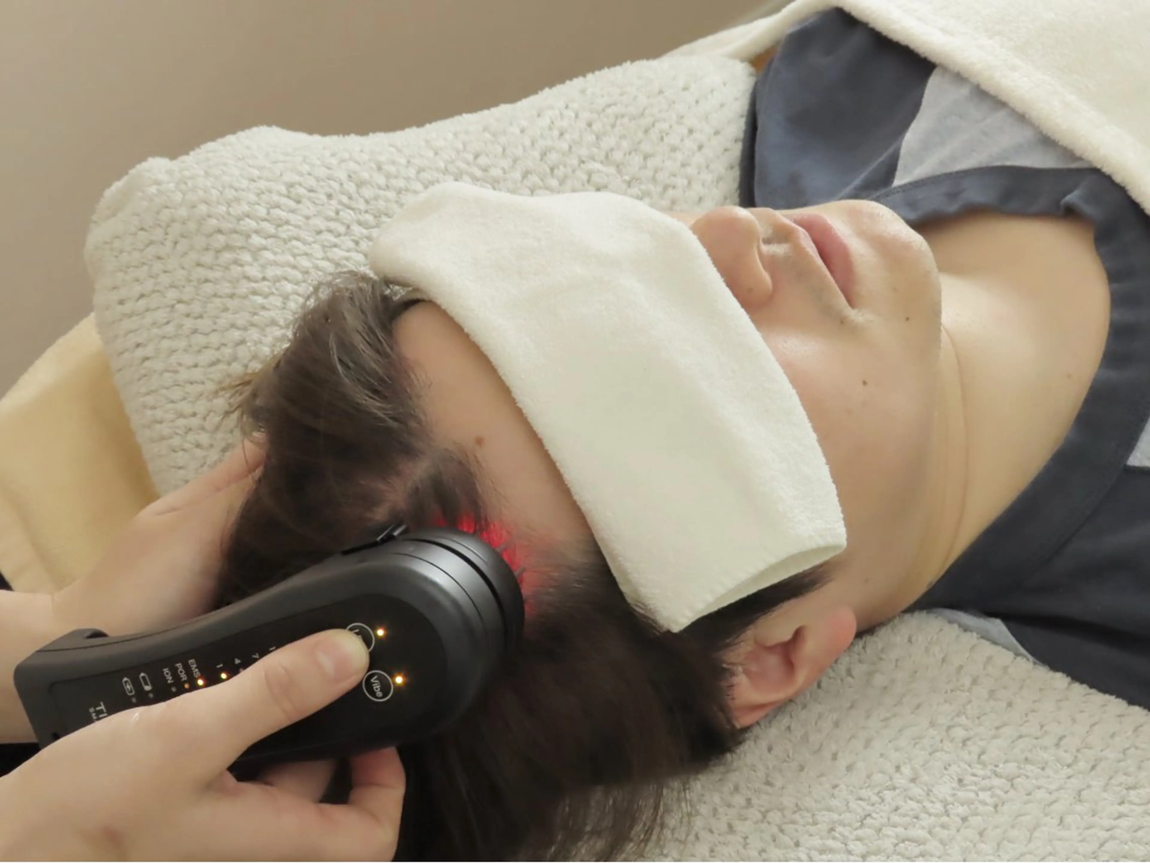 他のサロンでは味わえないスチーム＋EMS電動ブラシを使ったヘッドスパコース　60分　4,500円の写真