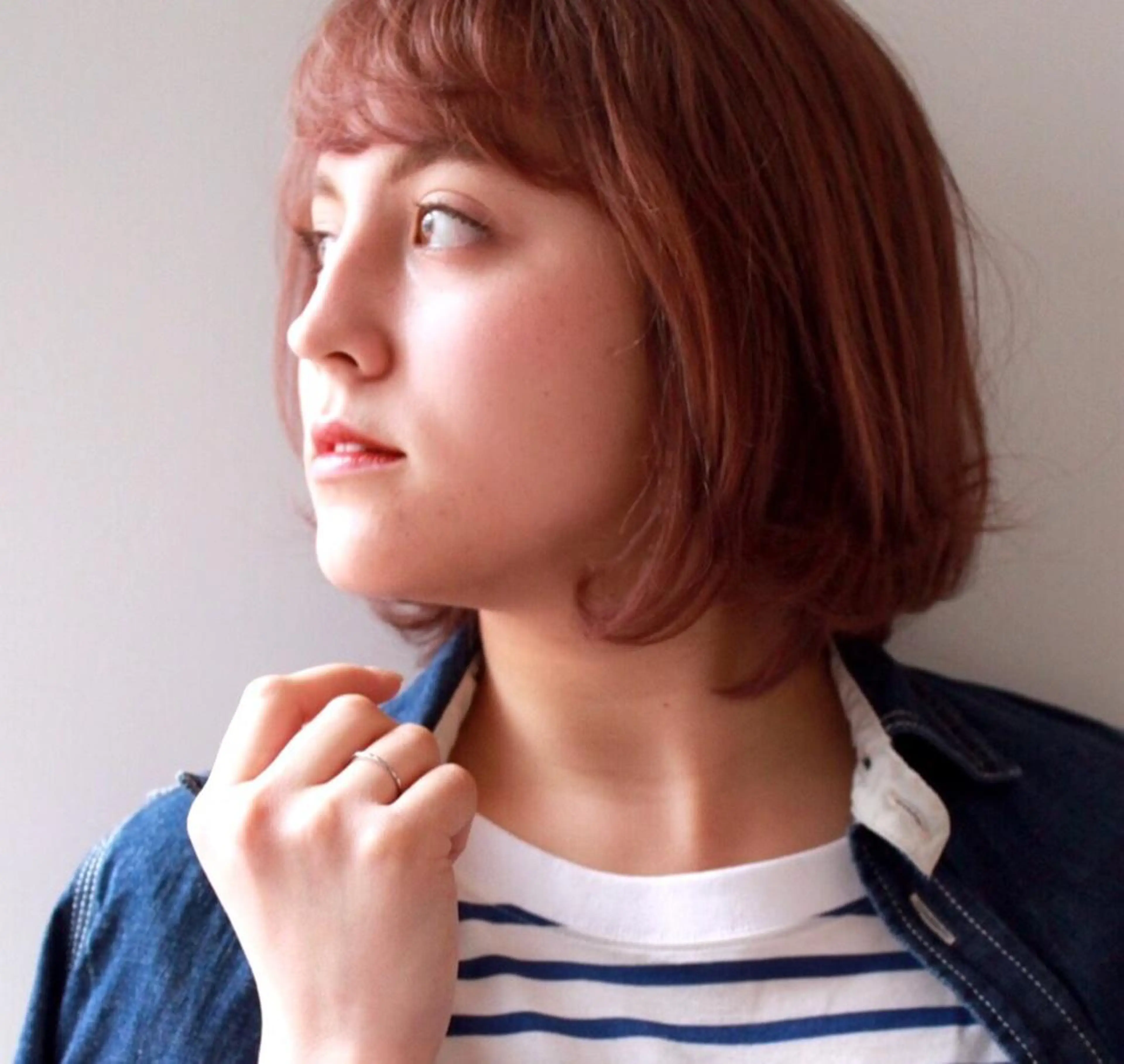 ミディアム 切りっぱなしボブ アッシュ ボブ 斜めバング 伸ばしかけ 【髪質改善】Cyan 中村ちゅんみのヘアスタイル