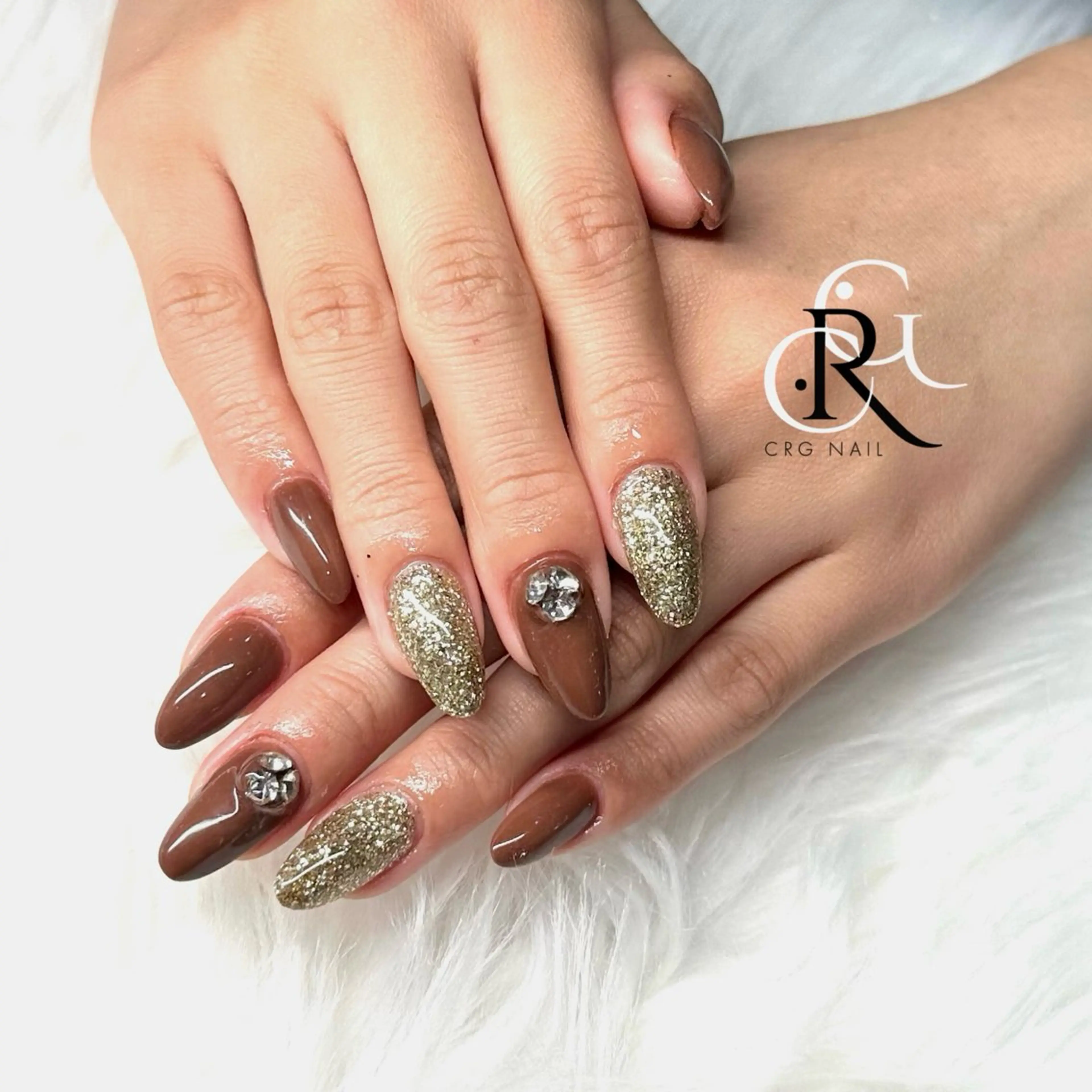 ネイル ブラウン ゴールド ラメ(グリッター) ストーンネイル ハンドネイル 美フォルム✨ CRG　RURIのネイルデザイン