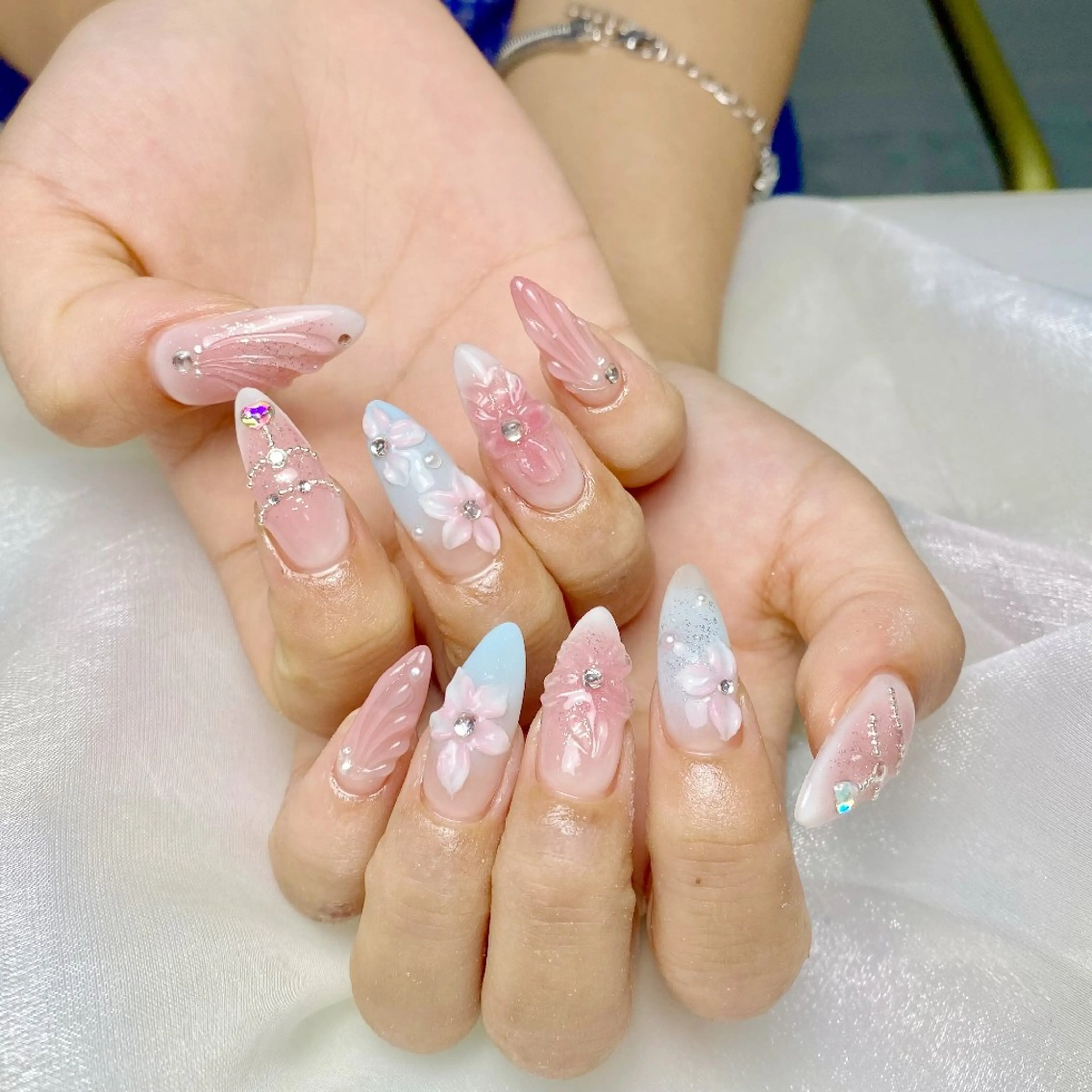 ネイル チークネイル フレンチネイル ジェルネイル ガーリー キラキラネイル ハンドネイル UM Nail Salonのネイルデザイン