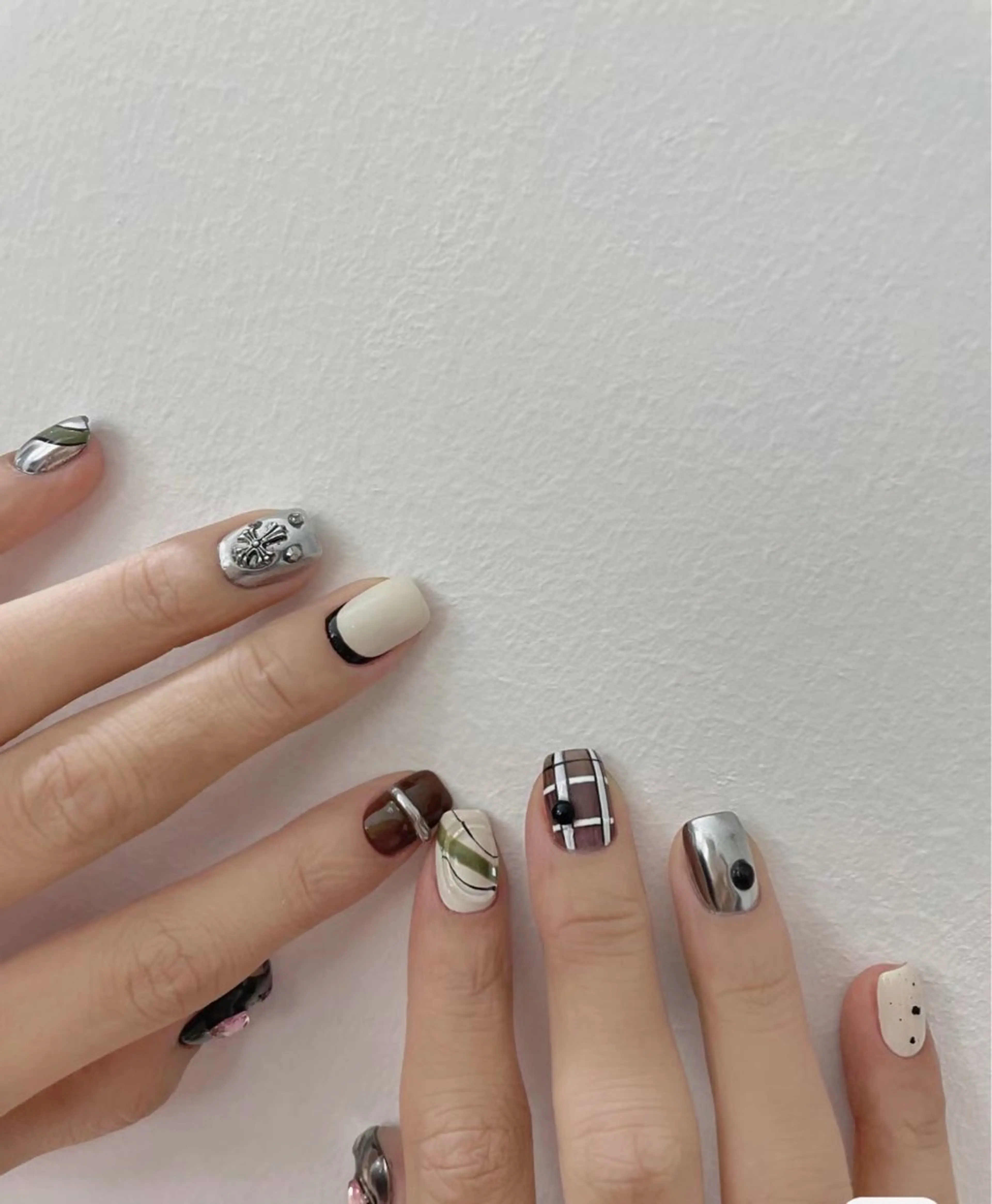 ネイル 長さ出し フットネイル フレンチネイル ジェルネイル ガラスフレンチ ハンドネイル ハンドケア More Glam渋谷店のネイルデザイン