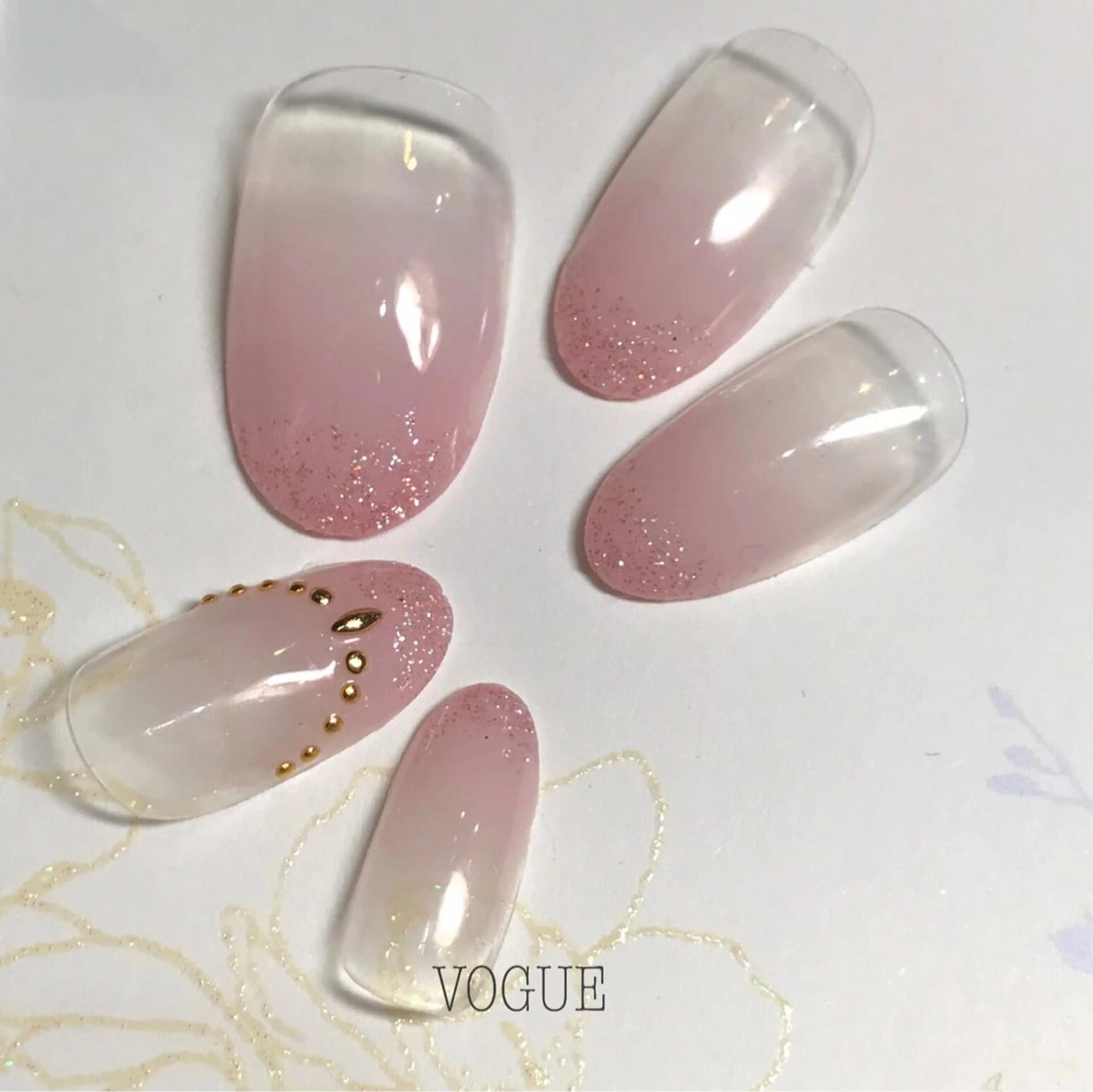 ネイル ゴールド グラデーション ラメ(グリッター) ピンク ハンドネイル VOGUE ×SWANのネイルデザイン
