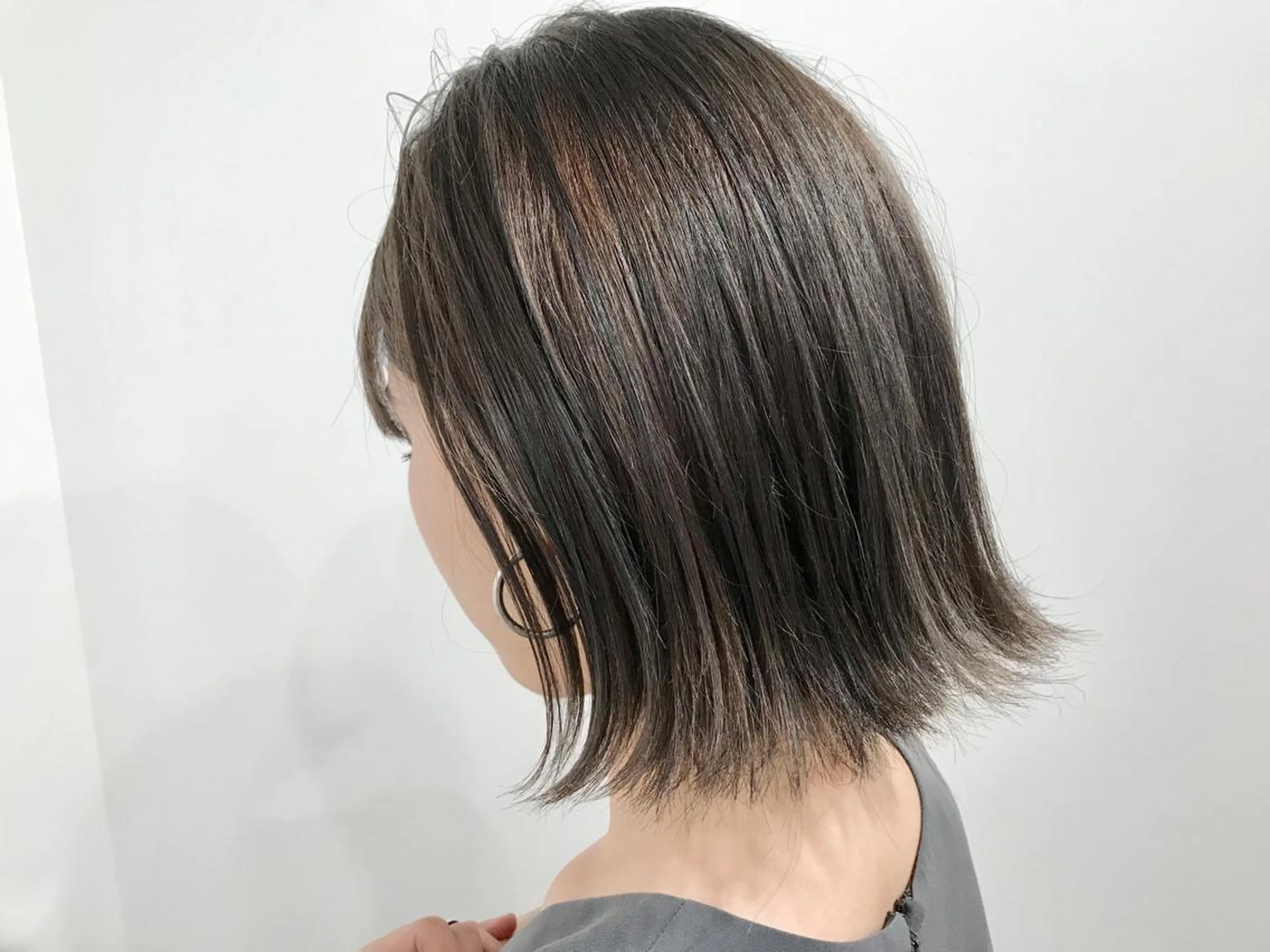 ショート アッシュ アッシュグレー ハイトーン髪質改善 家中貴典のヘアスタイル