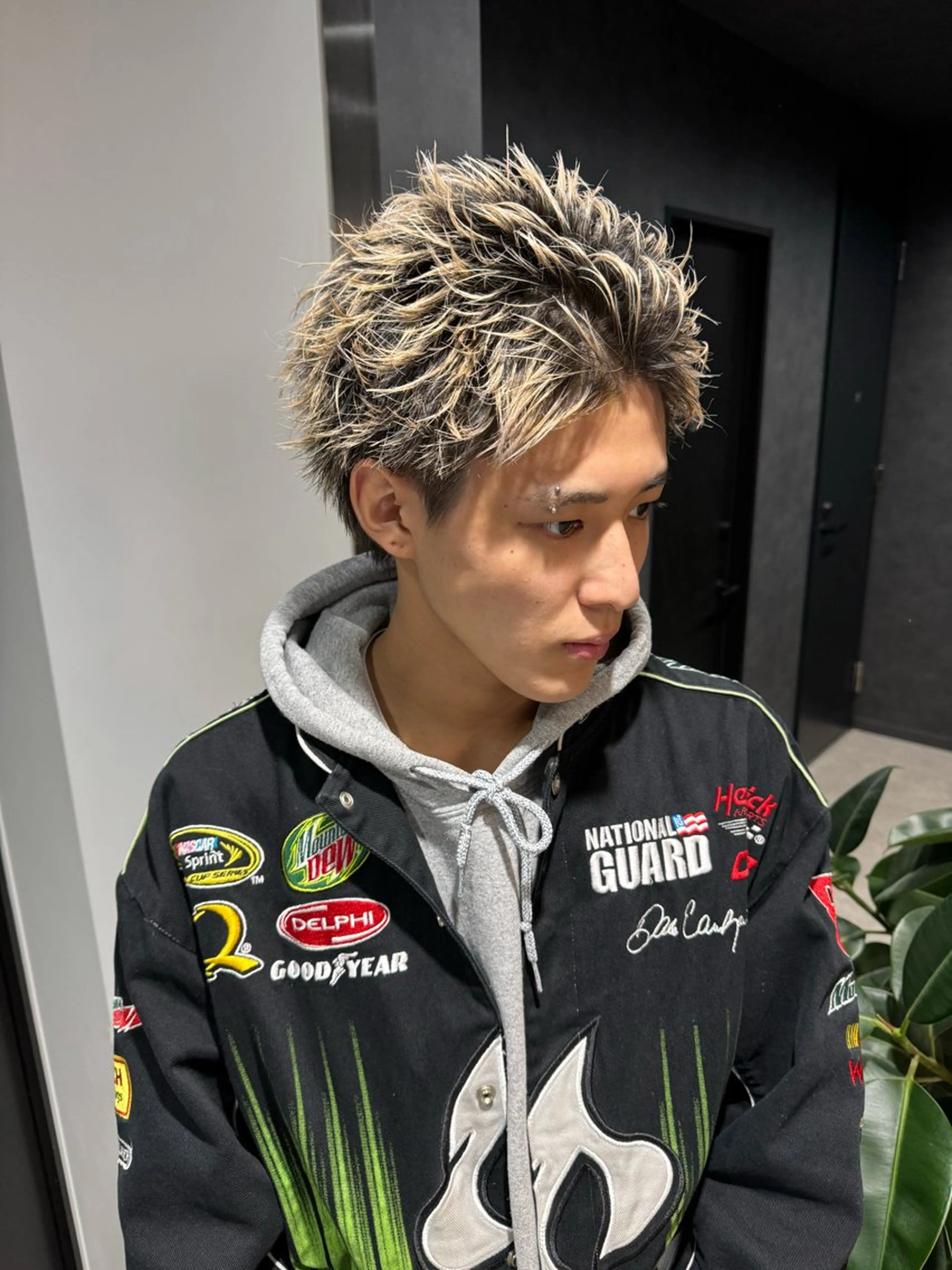 ショート カラー パーマ ヘアアレンジ メンズ メンズブリーチ センターパート メンズハイライト メンズハイトーン マッシュ カット トリートメント ヘッドスパ ヘアセット スパイキー/フェザー /波巻き/かいとのヘアスタイル