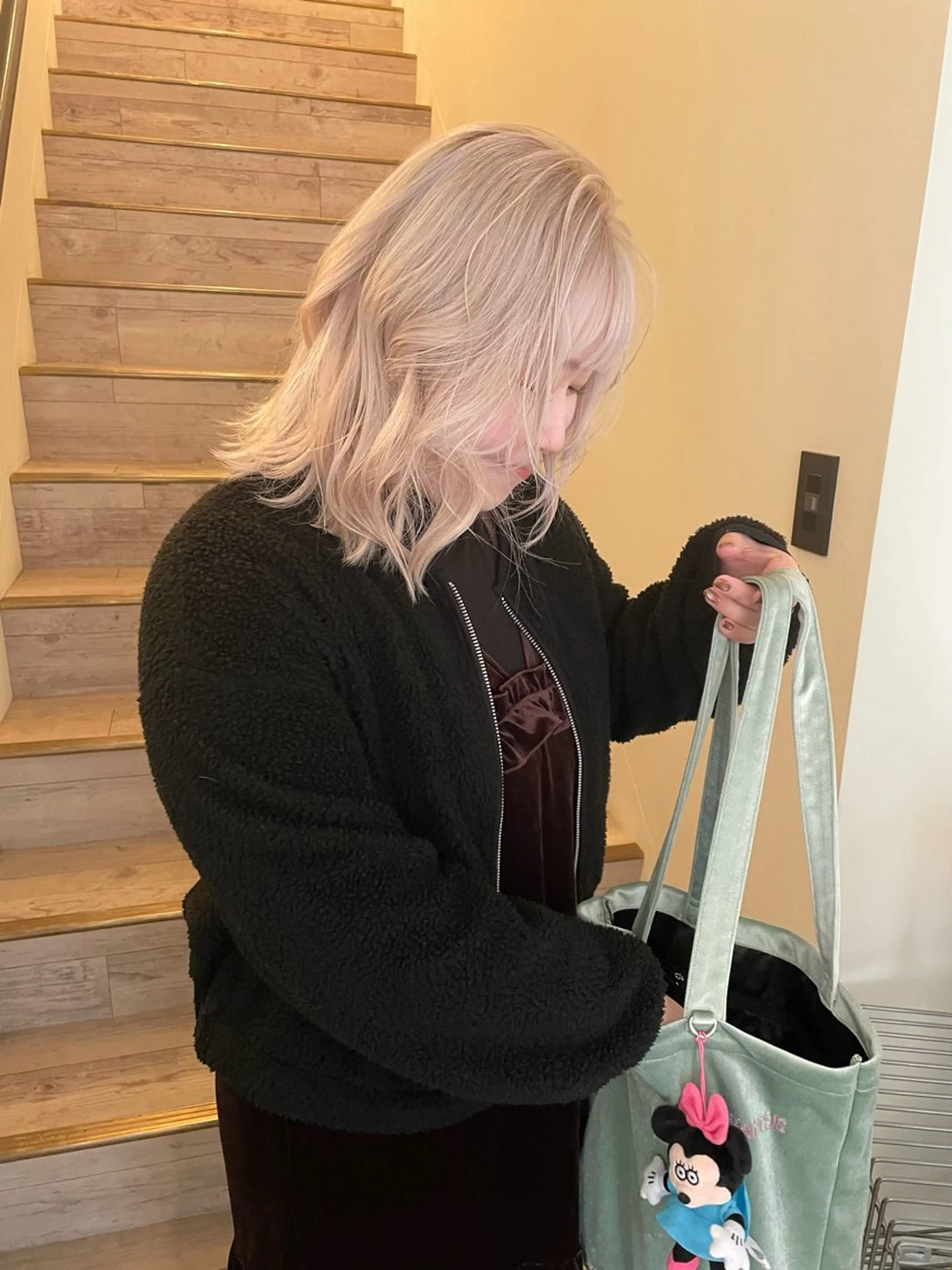 ミディアム カラー ブロンド ホワイトブロンド カット ヘアカラー トリートメント 渋谷 留菜のヘアスタイル