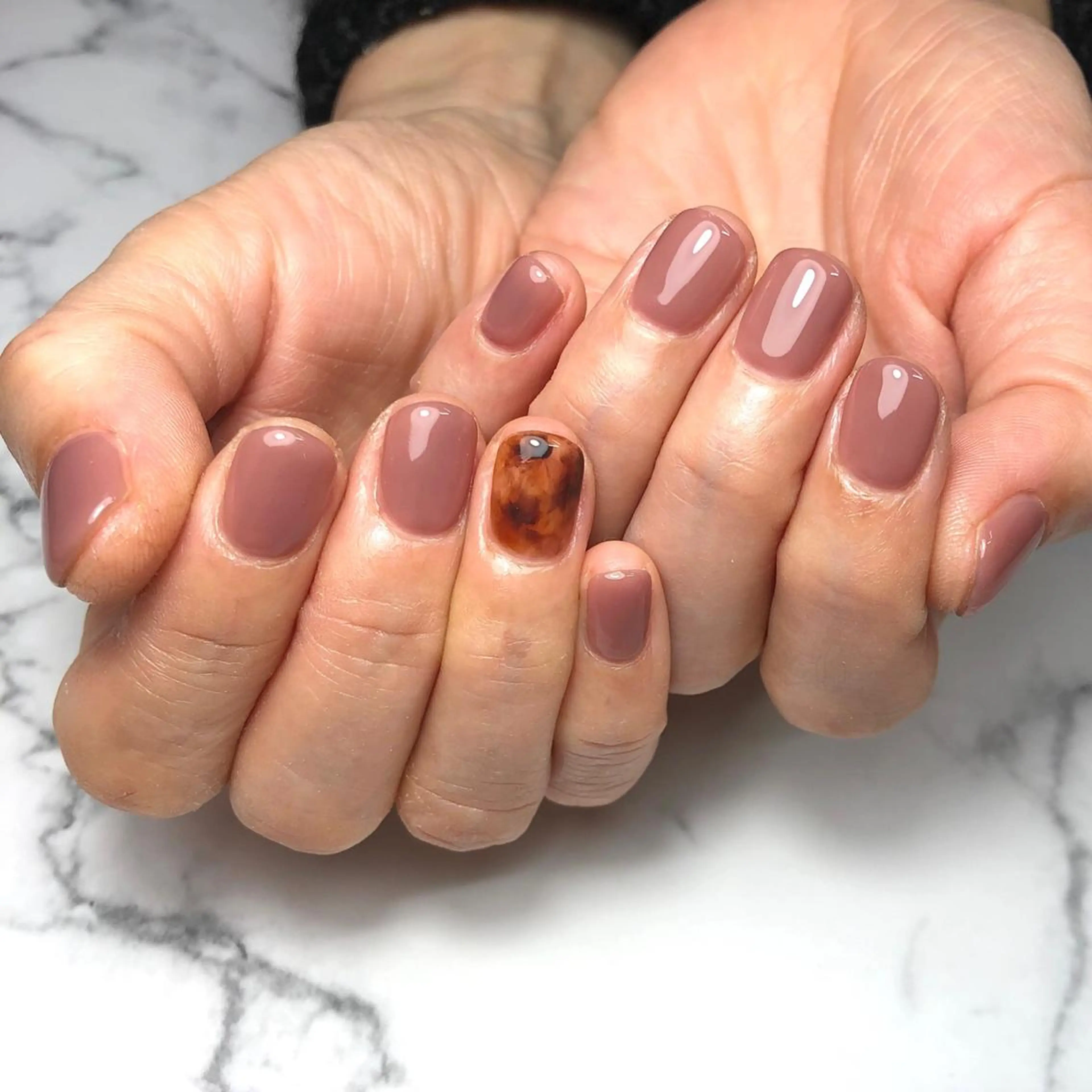 ネイル べっ甲ネイル 大理石ネイル(マーブル) 持ち込み オフィスネイル ワンカラーネイル ハンドネイル NAIL NOWのネイルデザイン