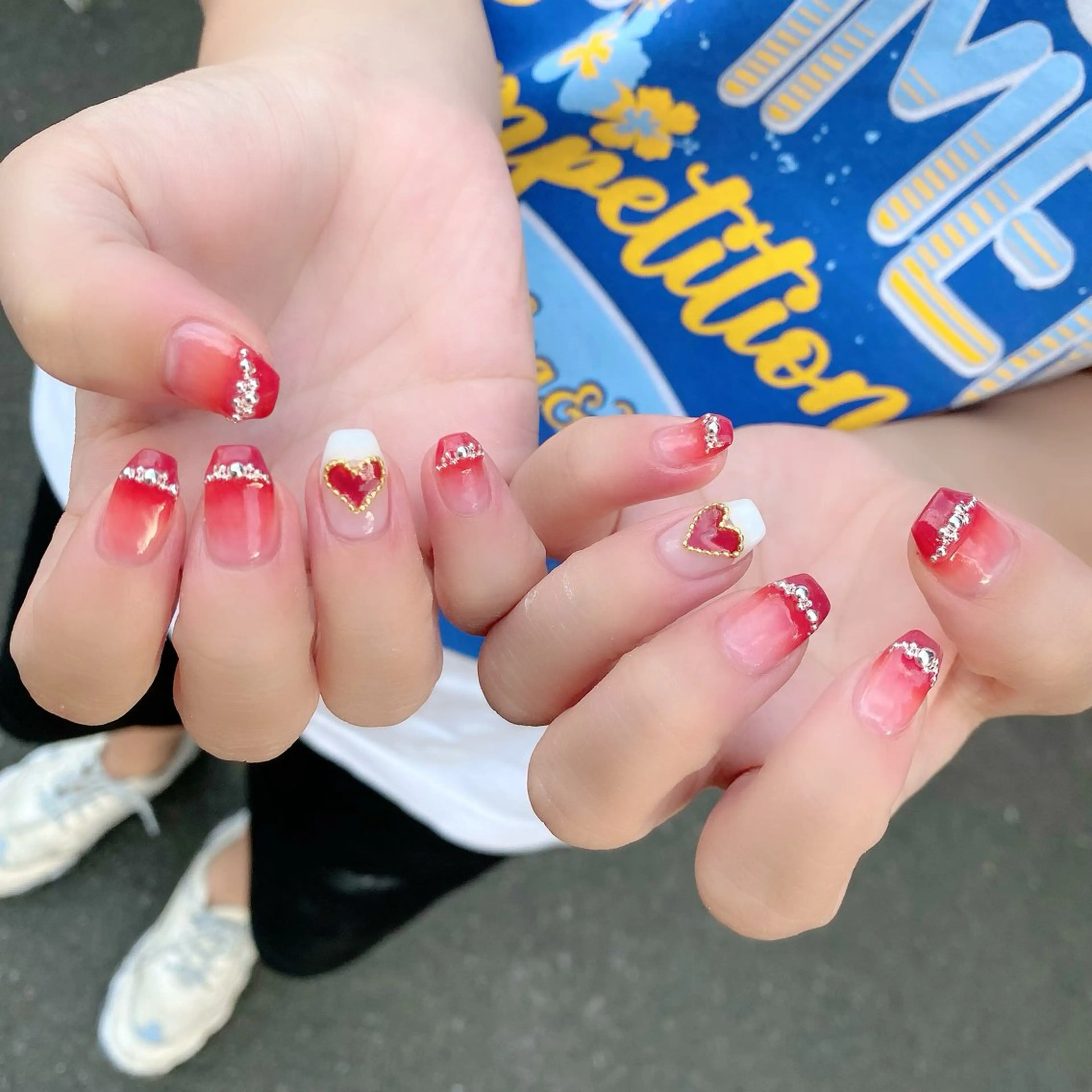 ネイル アートネイル グラデーション ハート 赤色 ストーンネイル ハンドネイル Salon Ｋのネイルデザイン