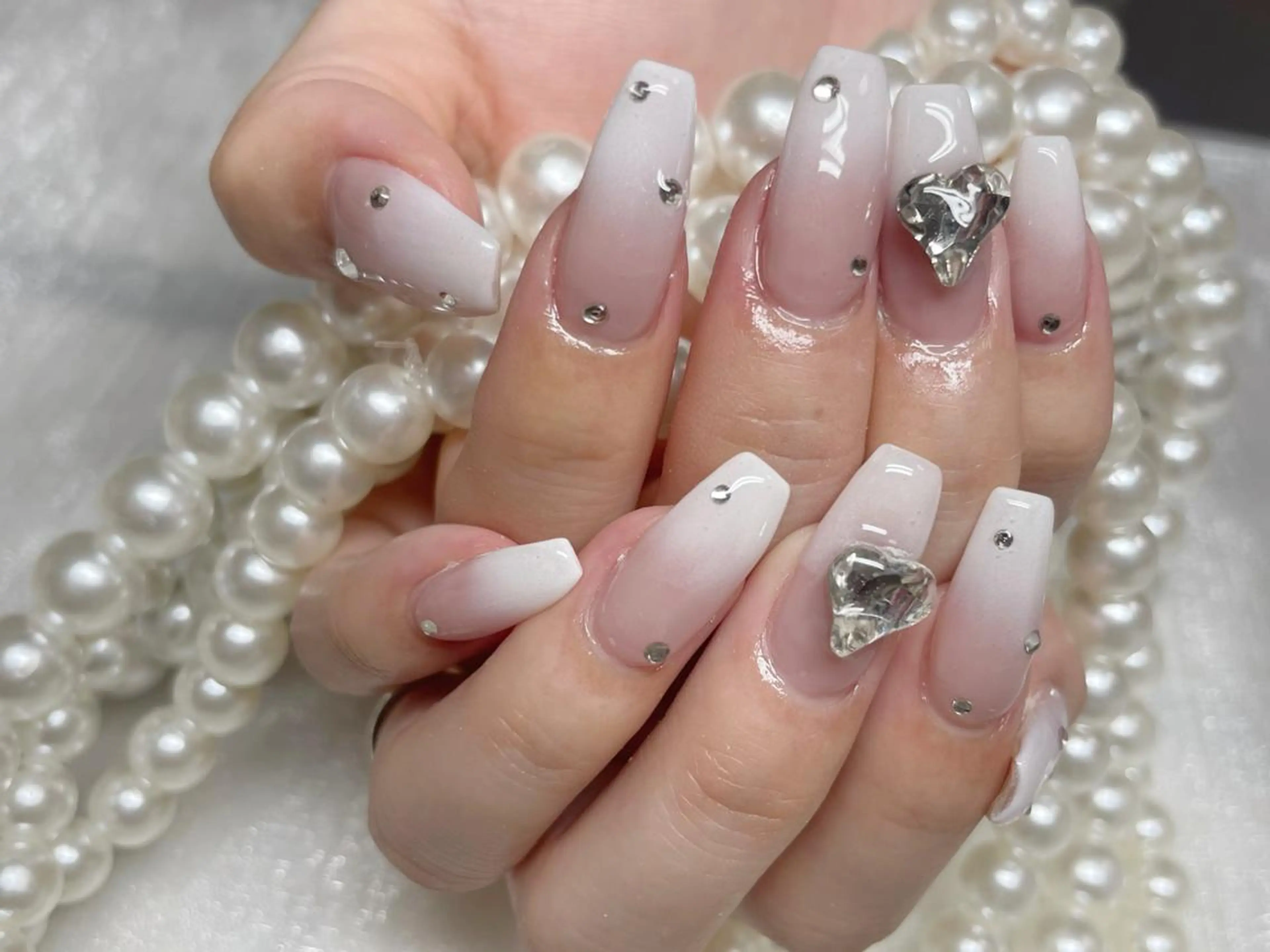 ネイル オーロラネイル 長さ出し フレンチネイル ガーリー キラキラネイル ハンドネイル Ru na🍳のネイルデザイン