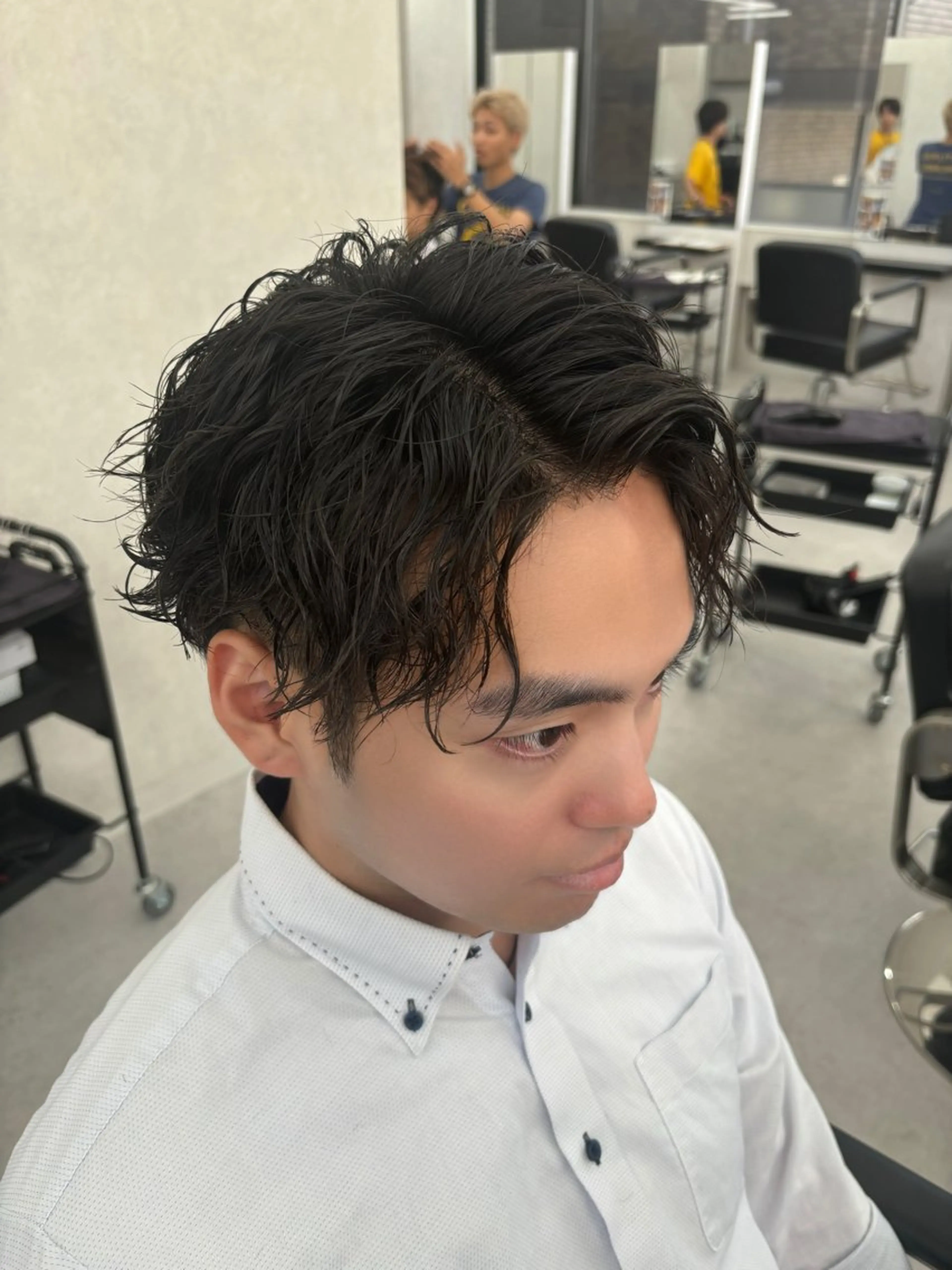 ショート パーマ メンズ センターパート カット パーマ 岩井 虎大郎のヘアスタイル
