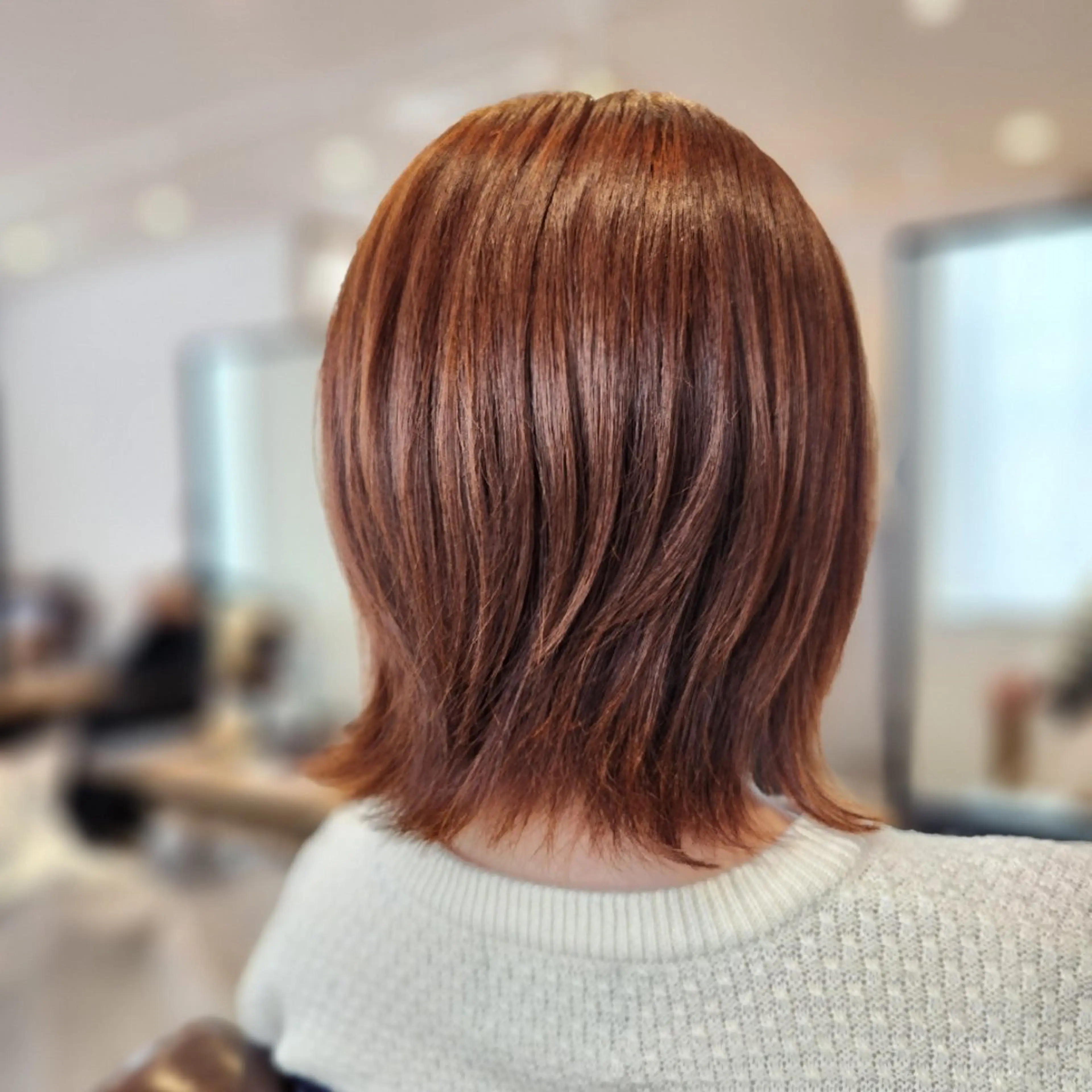 ショート レイヤーカット 外ハネヘア O.hair designers所属・シールエクステ🎀 ホシノ🕒ユウカのヘアスタイル
