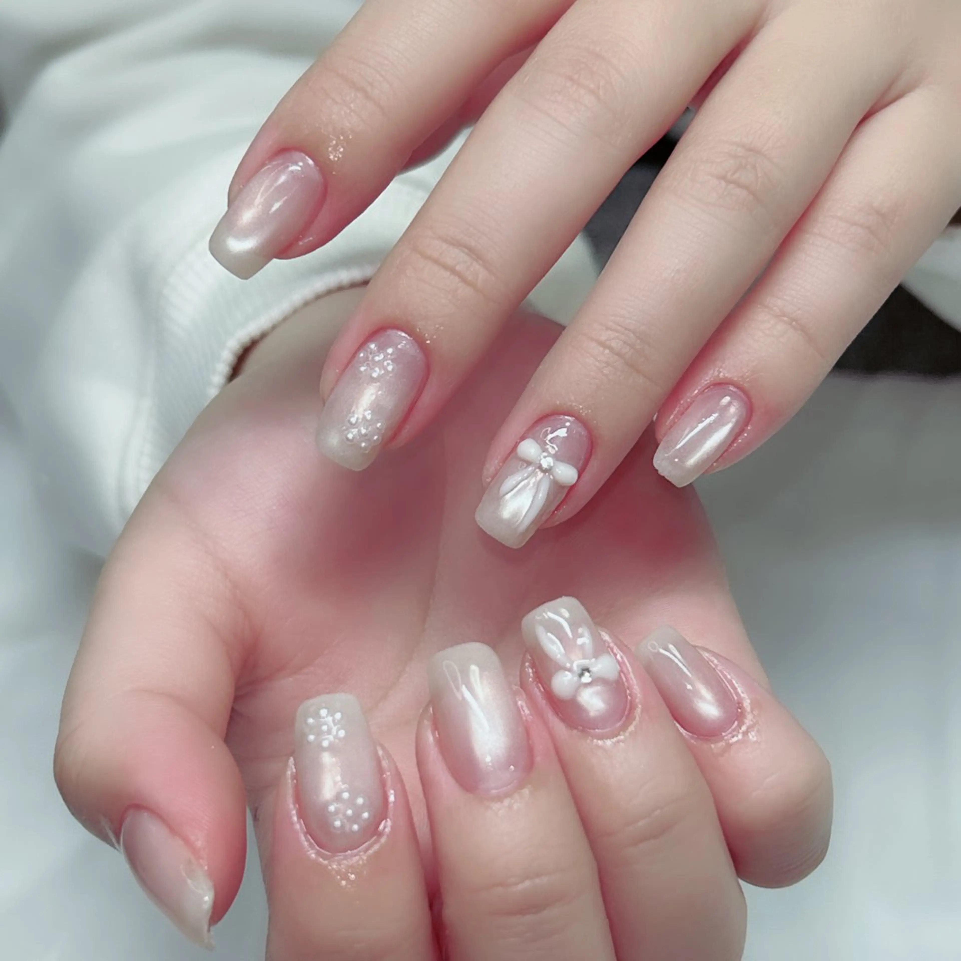 ネイル オーロラネイル フラワーネイル フレンチネイル キラキラネイル ラメ(グリッター) ハンドネイル Cute Tips nailのネイルデザイン