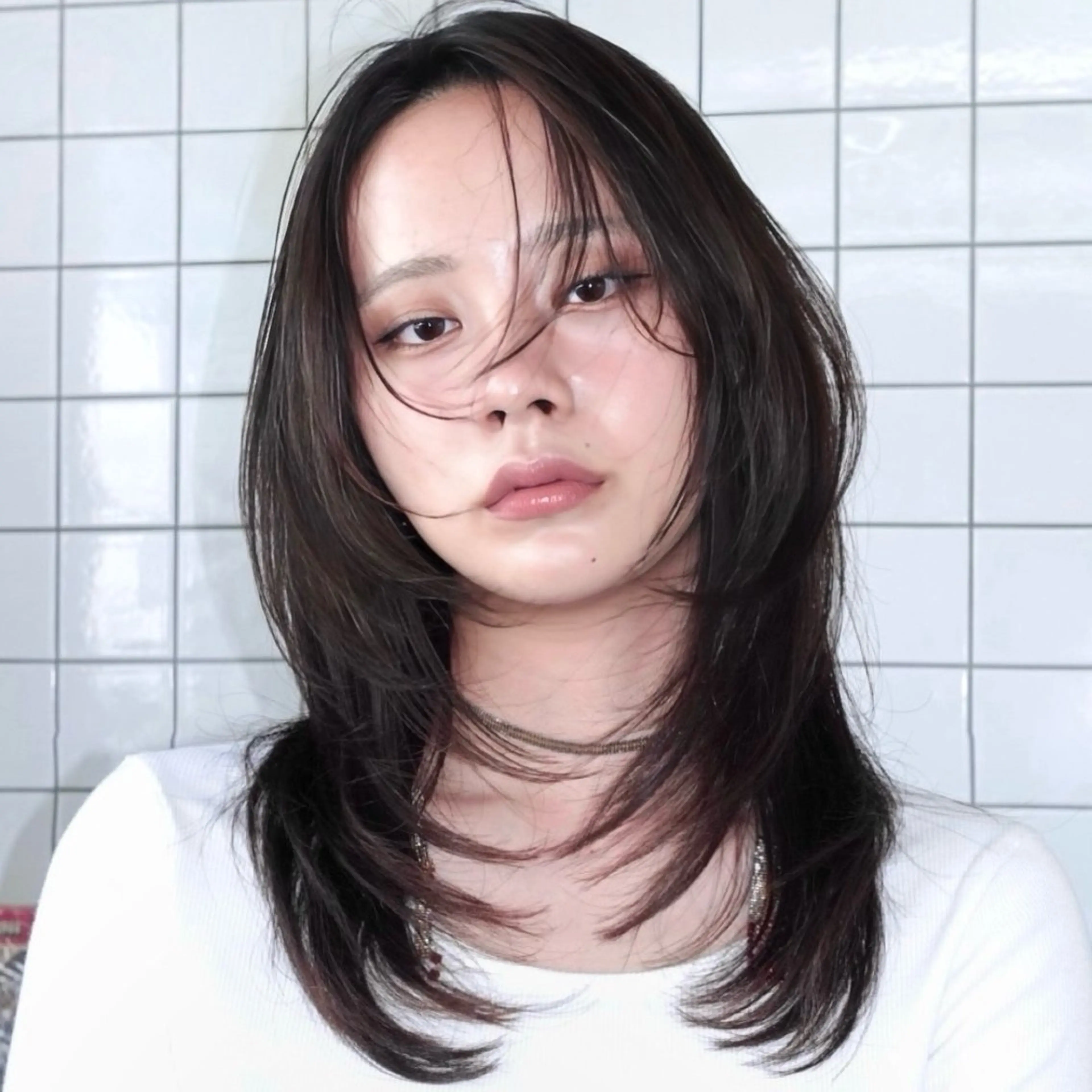 ミディアム カラー 黒髪 ブルーカラー ブルーブラック 透明感カラー 顔まわりレイヤー カット ヘアカラー トリートメント レイヤーカット ハッシュカットのヘアスタイル