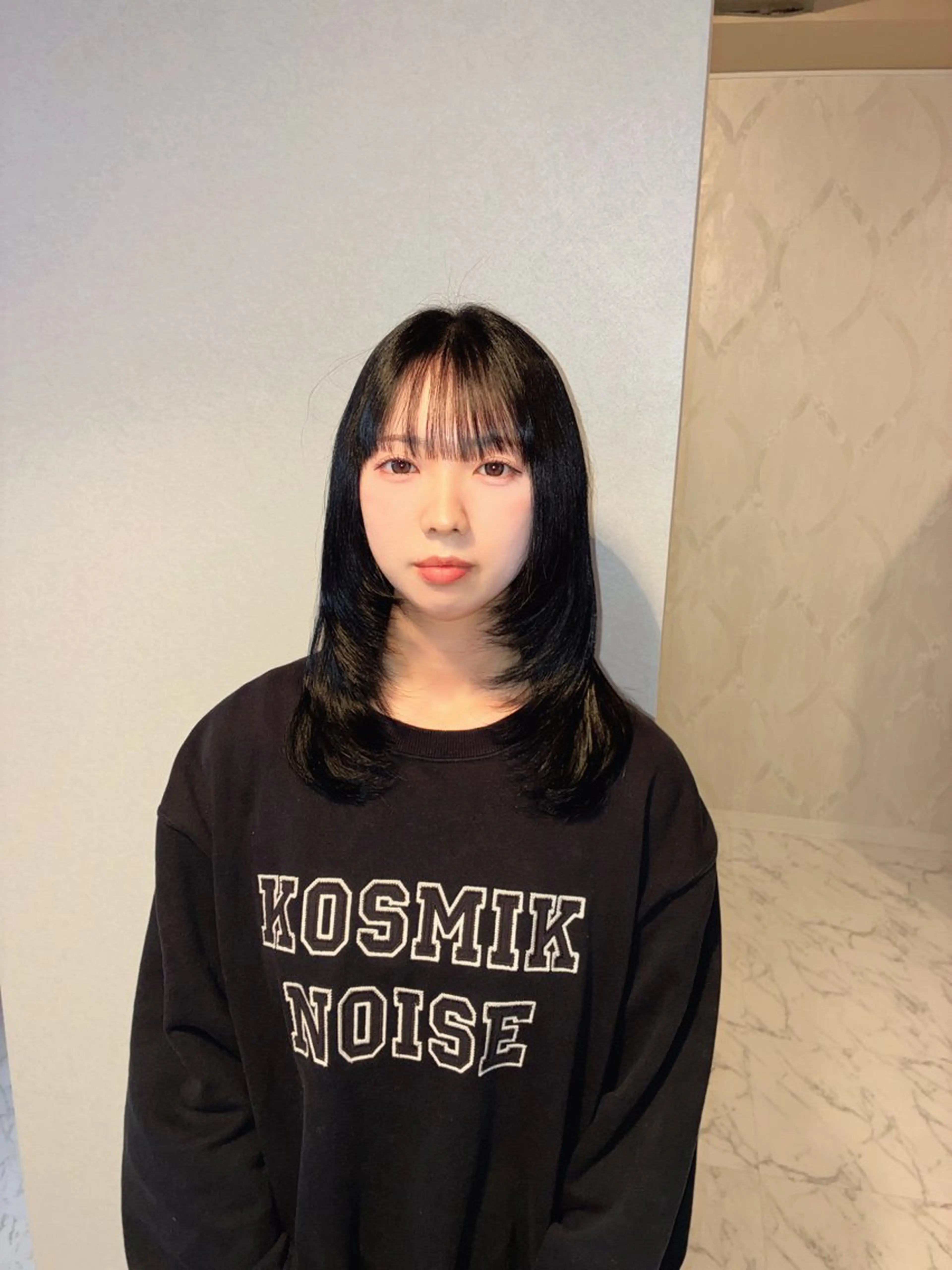 セミロング カラー 黒髪 ブルーカラー ブルーブラック 透明感カラー レイヤーカット ハナダ メイのヘアスタイル