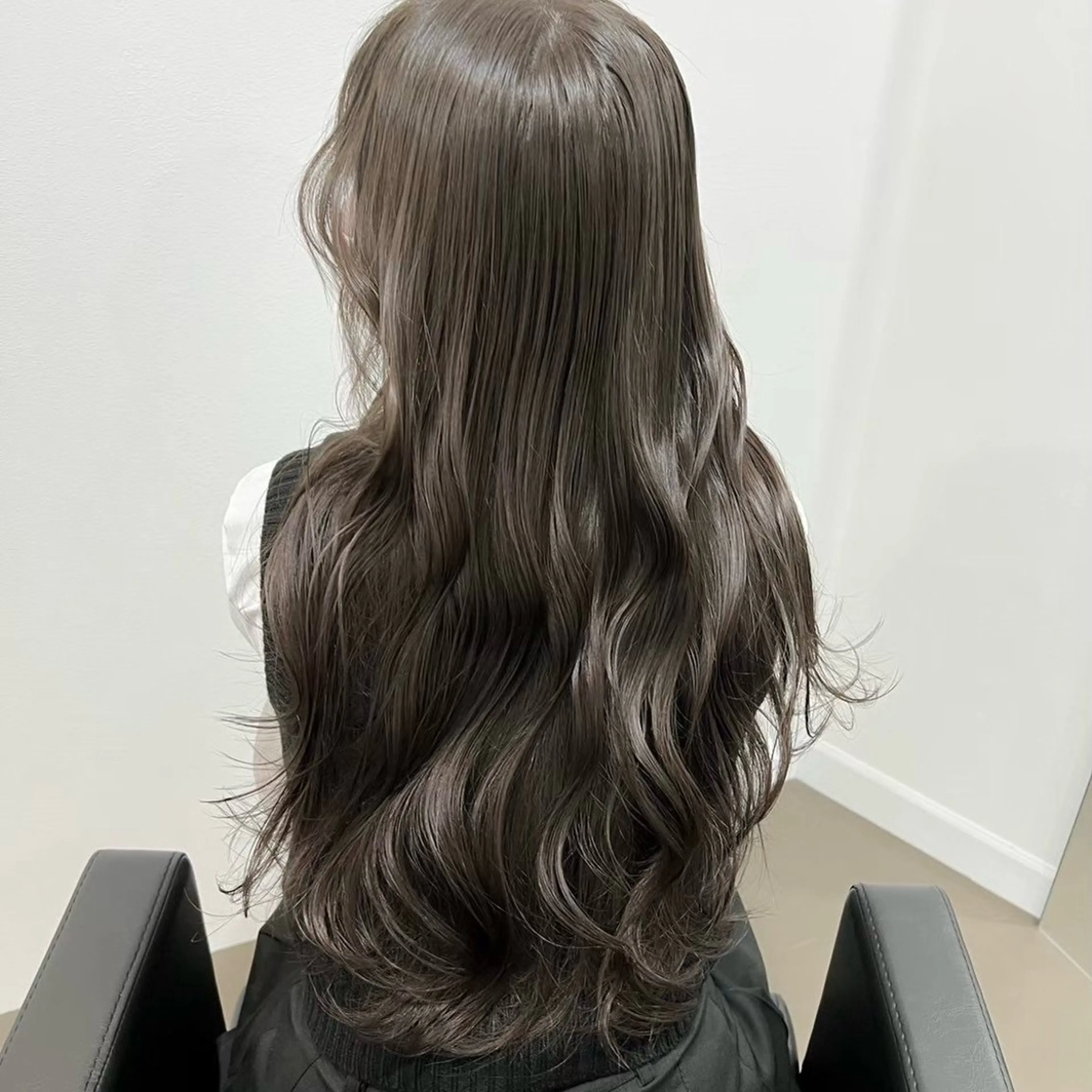 ロング 岡田 佳子のヘアスタイル