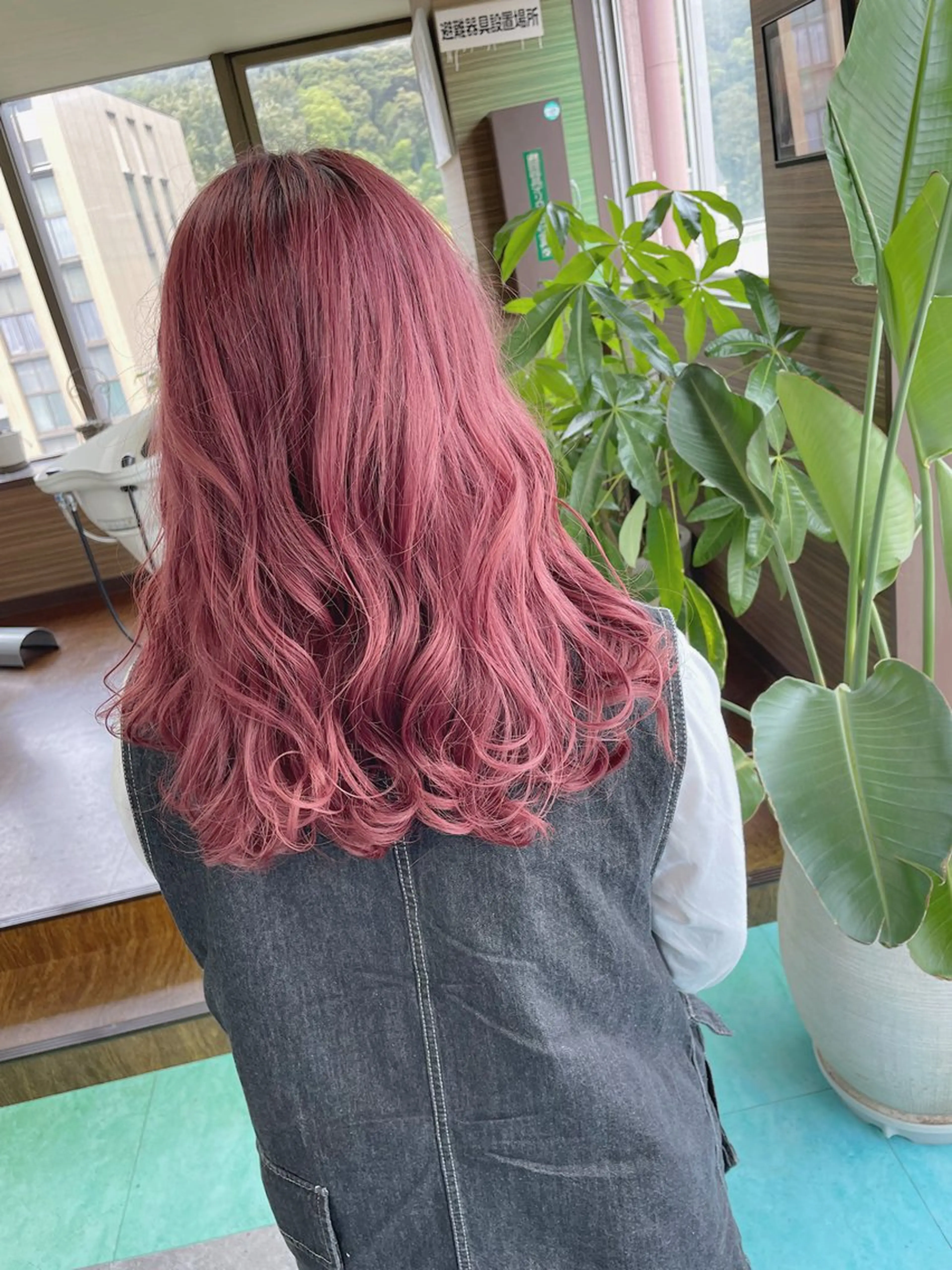 セミロング カラー ブリーチ ピンクカラー ヘアカラー 土居 正季のヘアスタイル