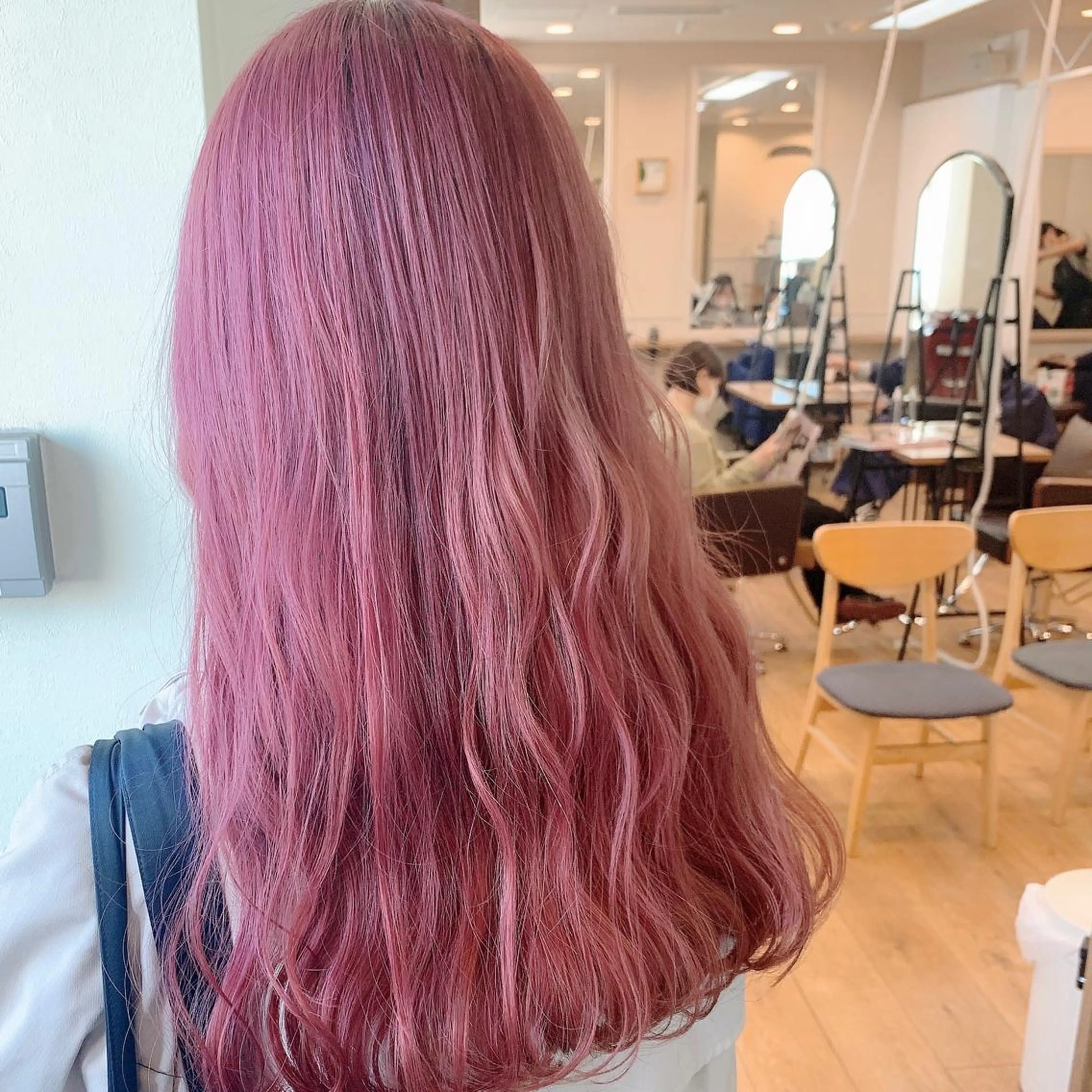 ロング カラー ブリーチ カシス ピンクカラー NUMBER_ ユイナのヘアスタイル