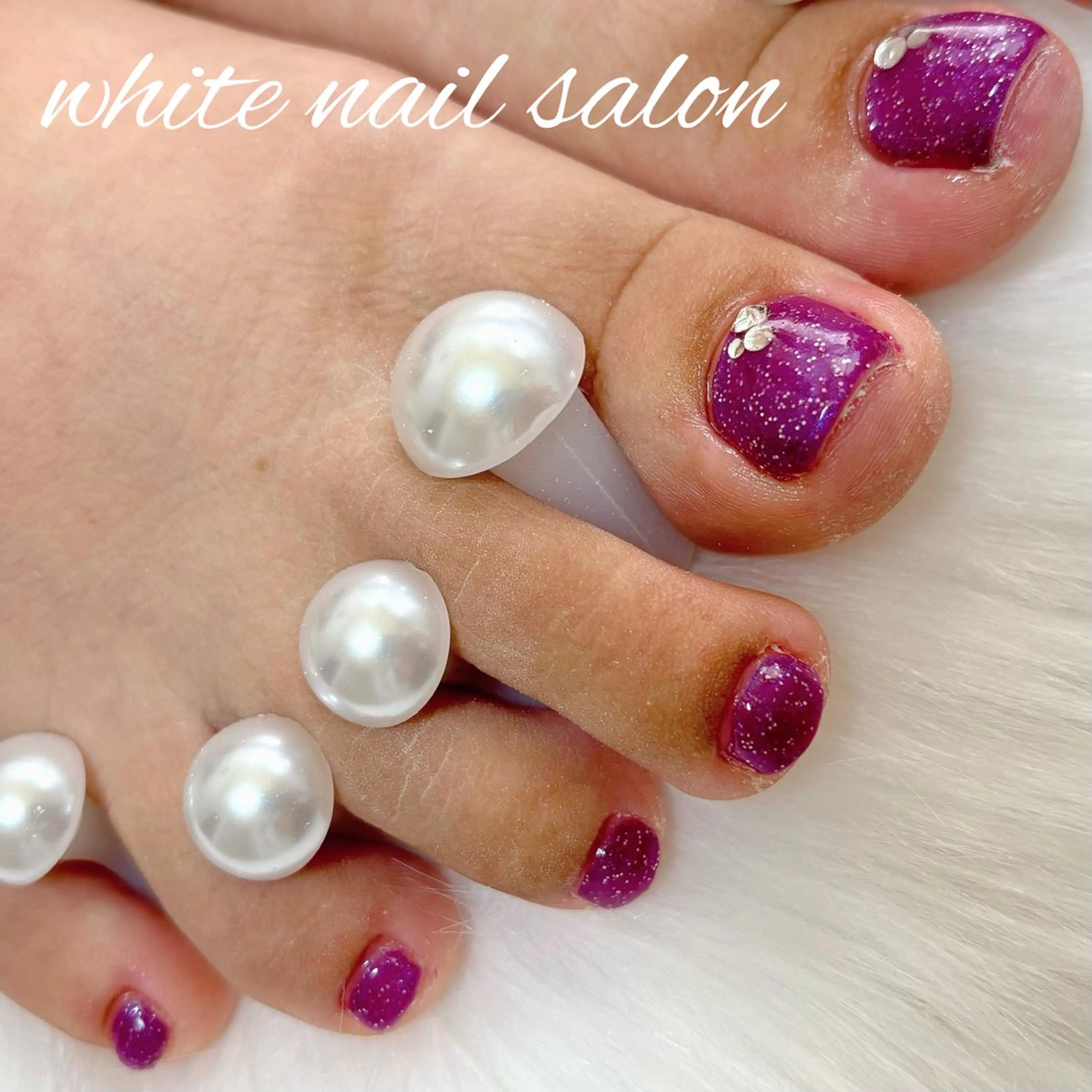 ネイル フットネイル シンプルネイル ストーンネイル フットネイル white nail salonのネイルデザイン