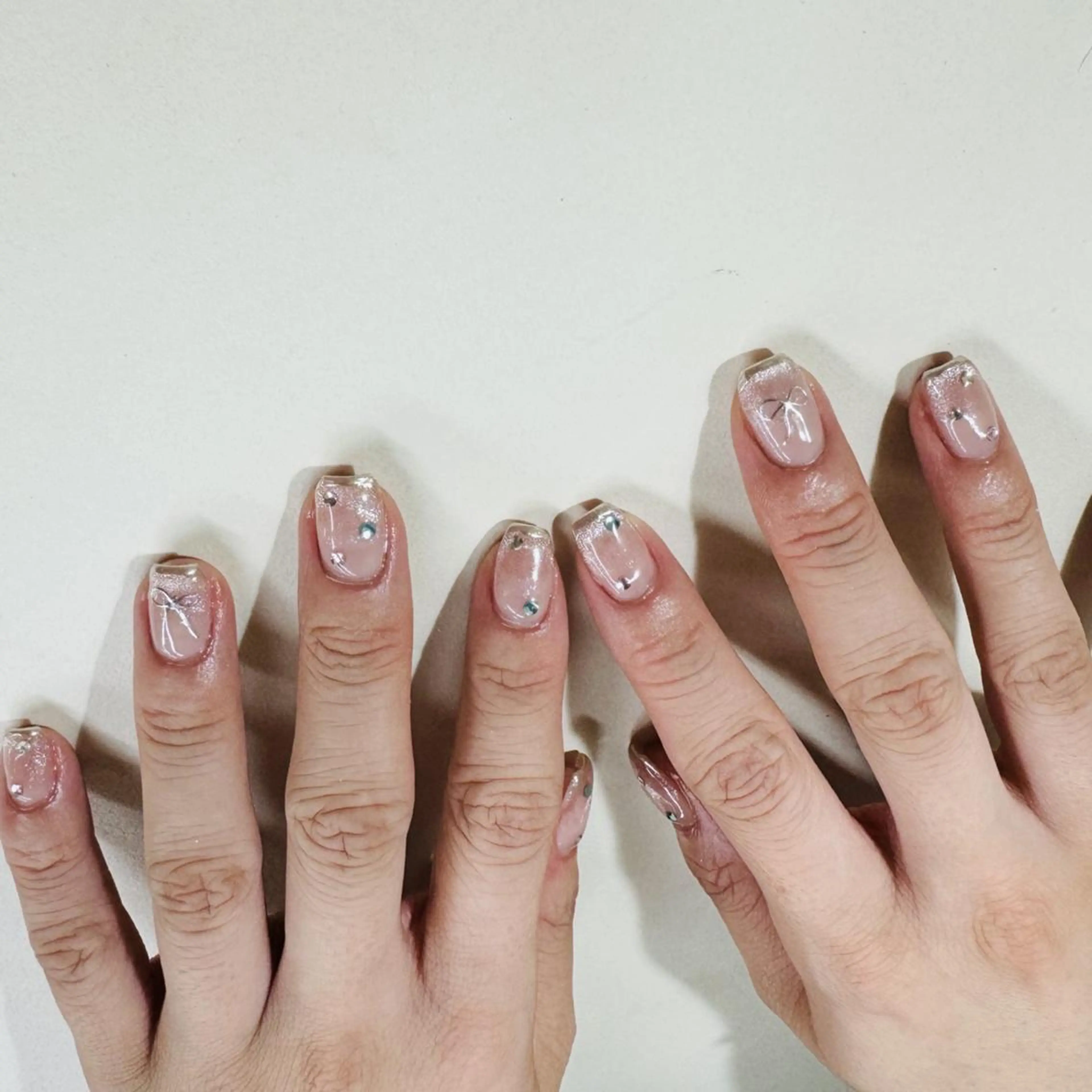 ネイル ジェルネイル 韓国ネイル ニュアンスネイル リボン ワンホンネイル nailstudio eviz新宿店のネイルデザイン