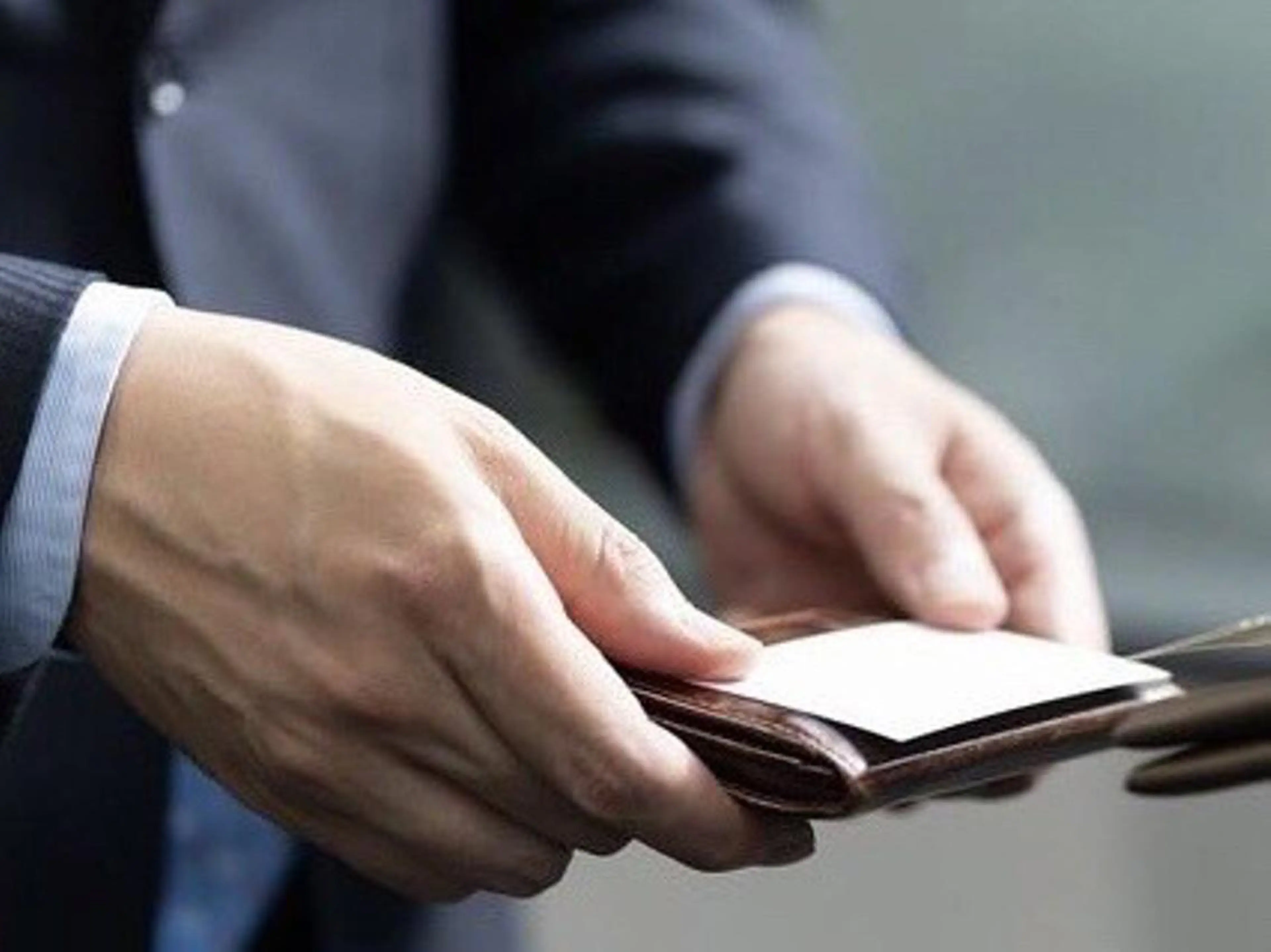 【手の甲・指脱毛¥500】営業マンのたしなみ!名刺交換の手元見られてます!の写真