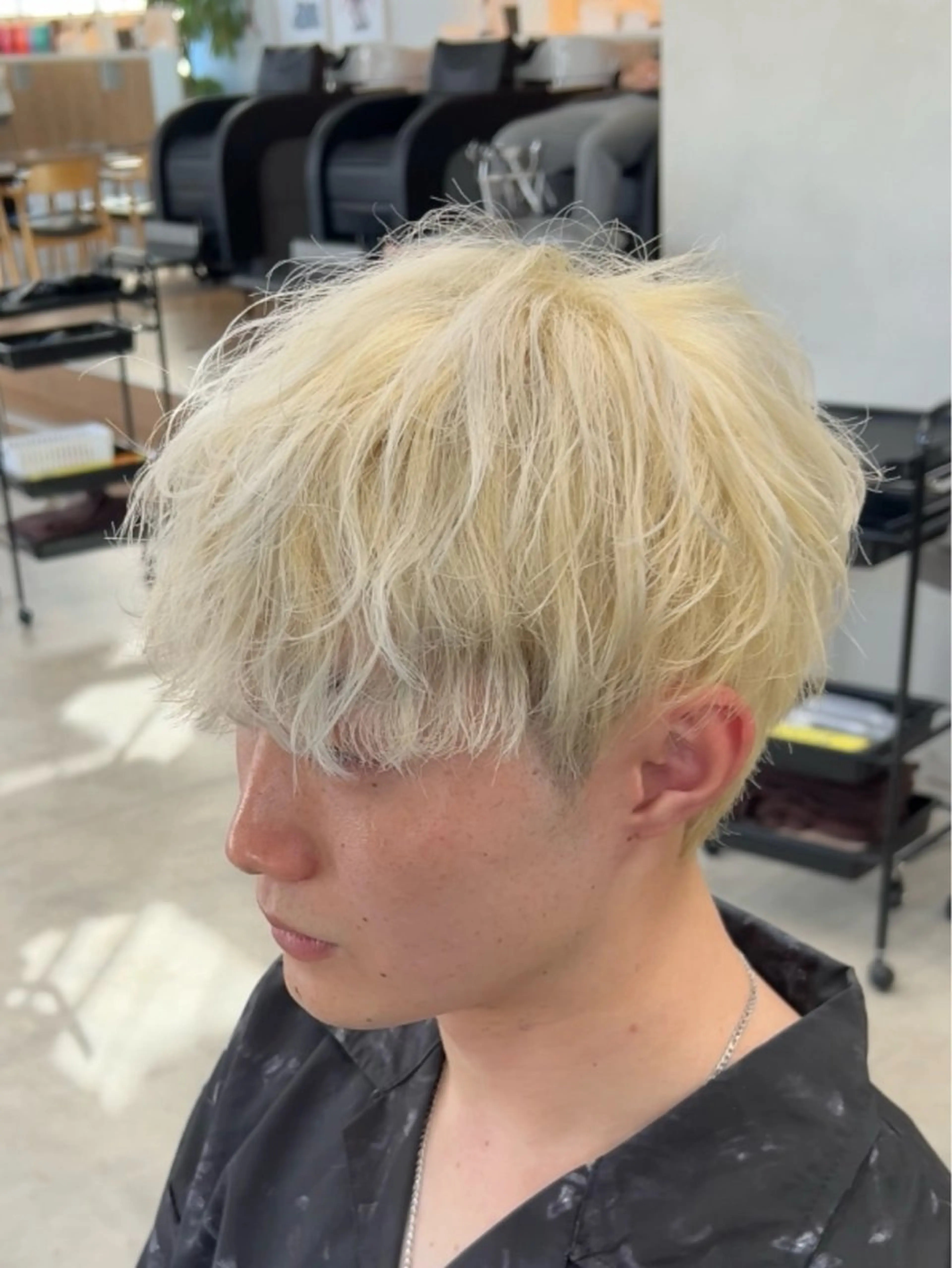 ショート カラー メンズ ブロンド ホワイトブロンド カット ヘアカラー メンズパーマ/ 新潟駅/佐藤裕のヘアスタイル