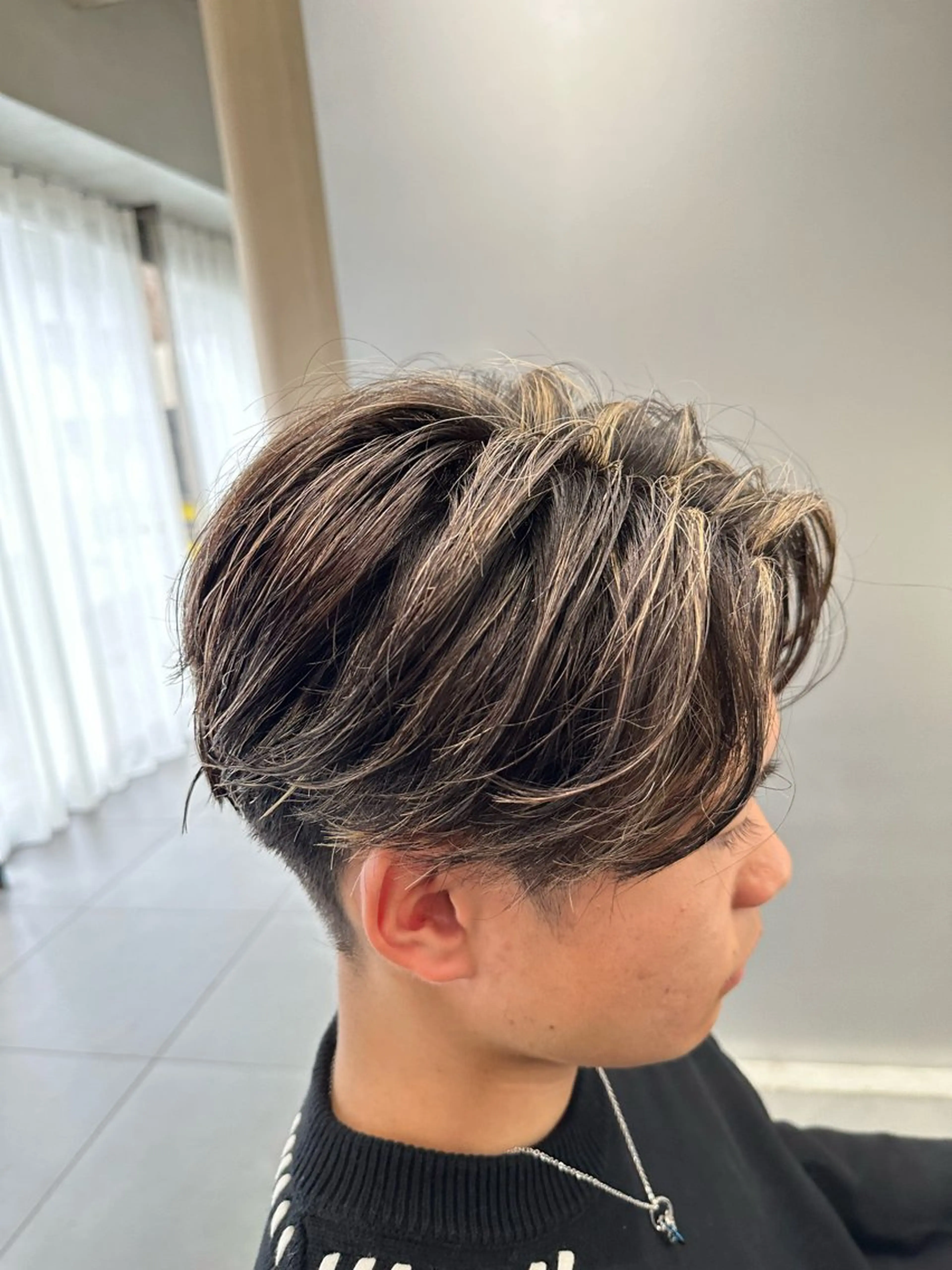 カラー パーマ メンズ センターパート メンズハイライト メンズメッシュ メンズパーマ ハイライトカラー 立川/過去1の毛流れ パーマ/しゅーとのヘアスタイル