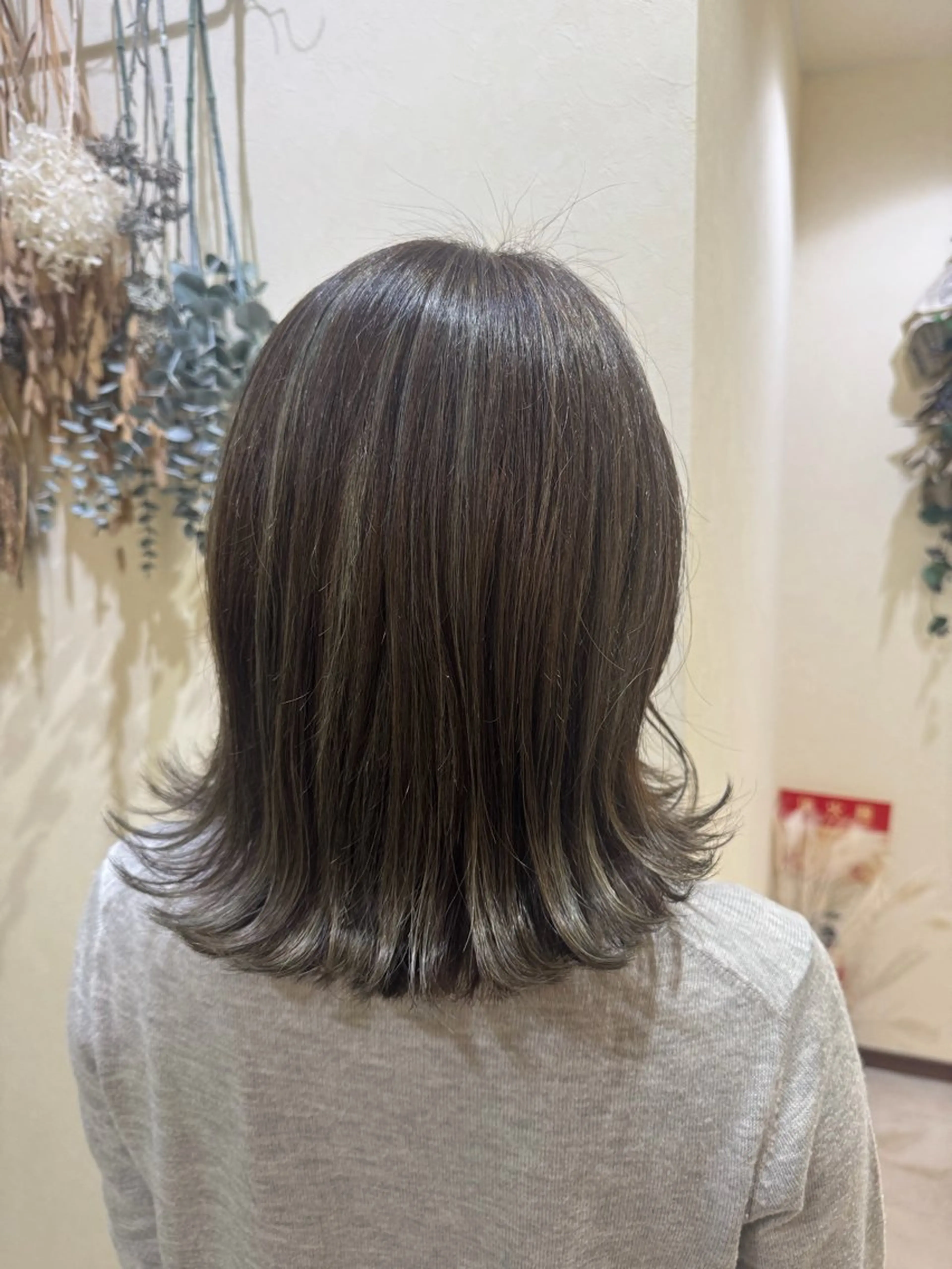 ミディアム カラー グレージュ ハイライトカラー ハイライト jurerbelle RIHOのヘアスタイル