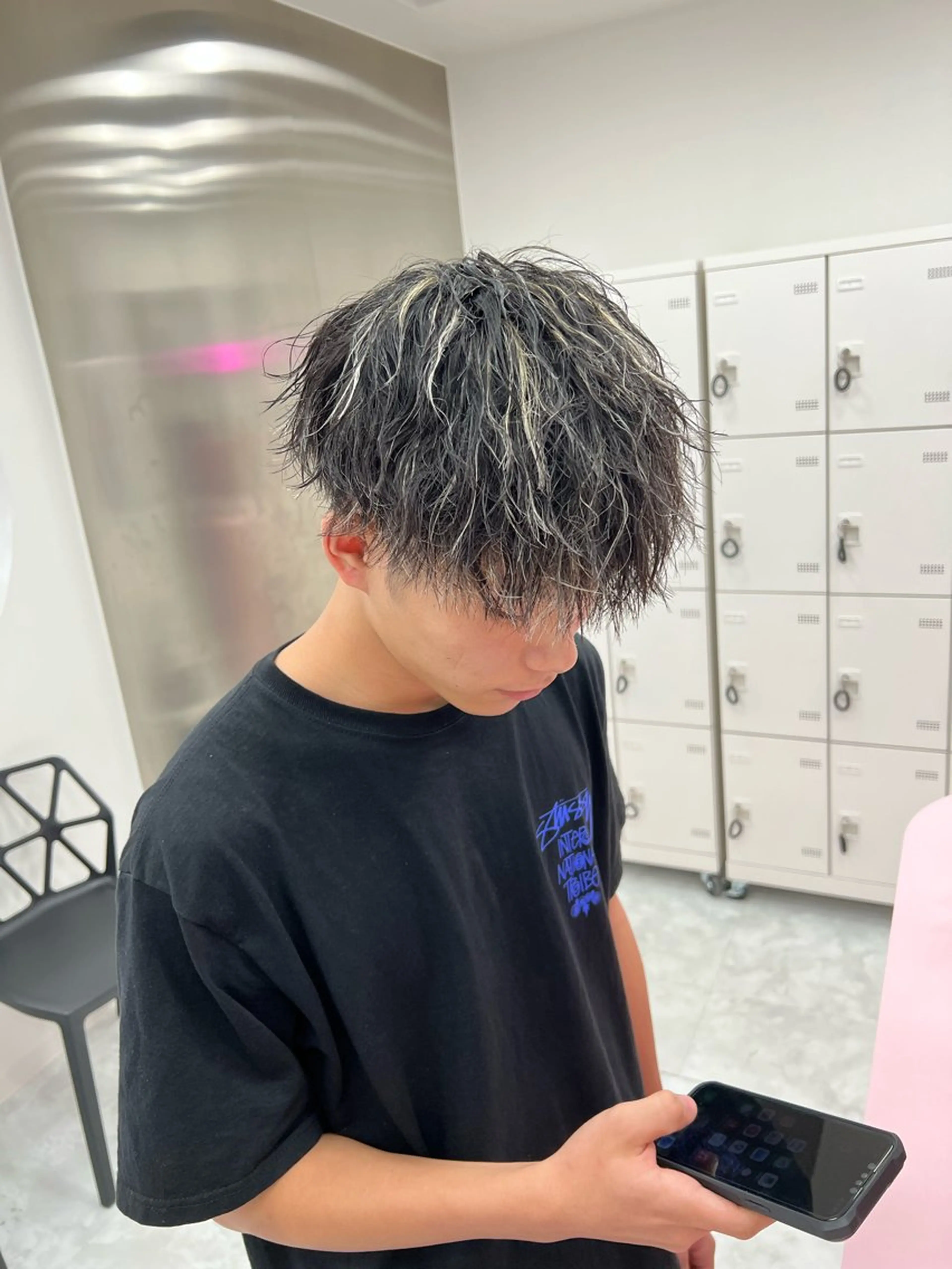 ミディアム パーマ メンズ ミディアムパーマ センターパート メンズ韓国風 韓国マッシュ マッシュウルフ ヘアカラー トリートメント ヘッドスパ ヘアセット トレンド/レイヤー うる艶🪞CANDYのヘアスタイル