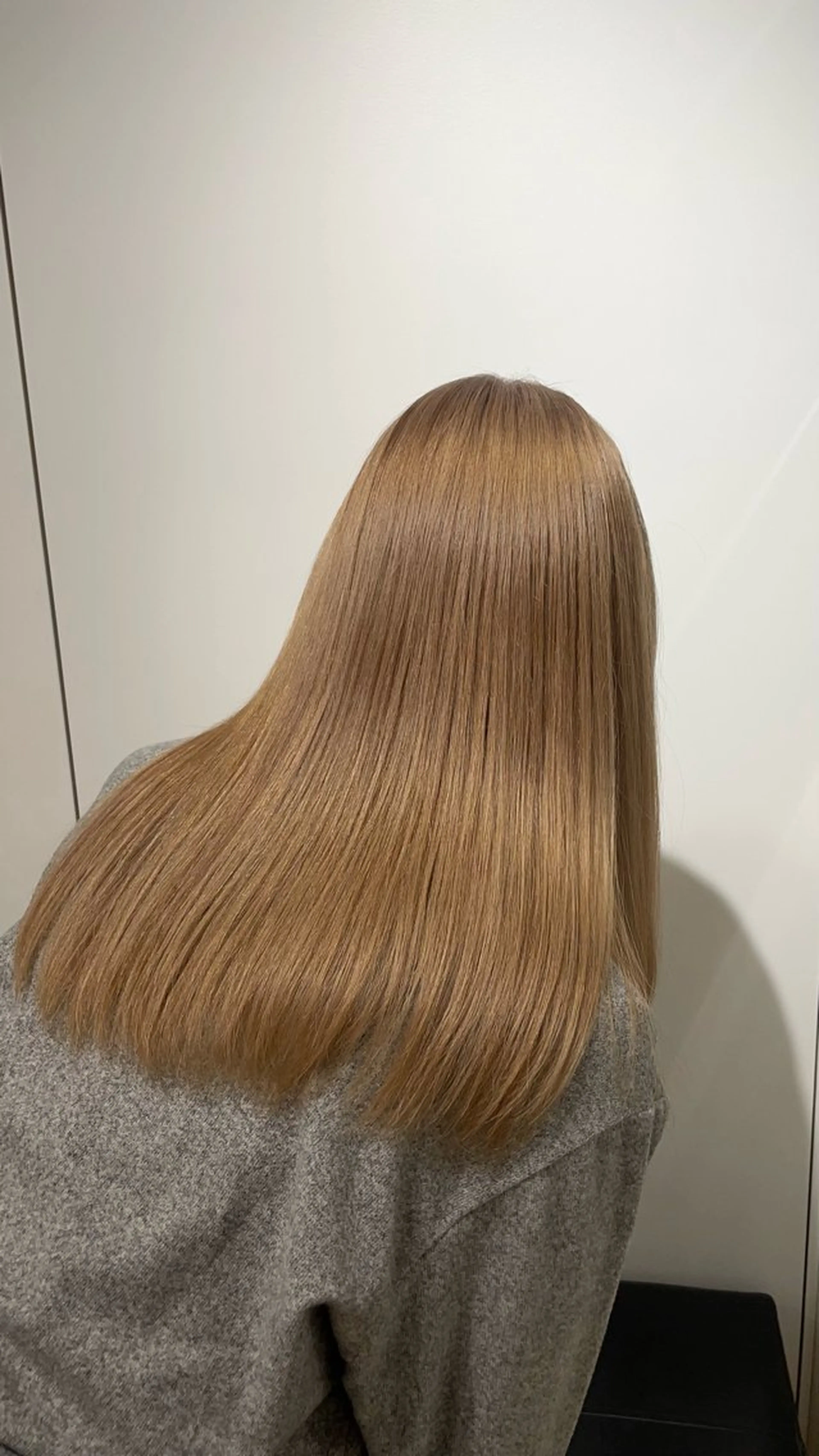 ロング カラー ベージュカラー ブリーチ ミルクティーベージュ 小池 夏生のヘアスタイル