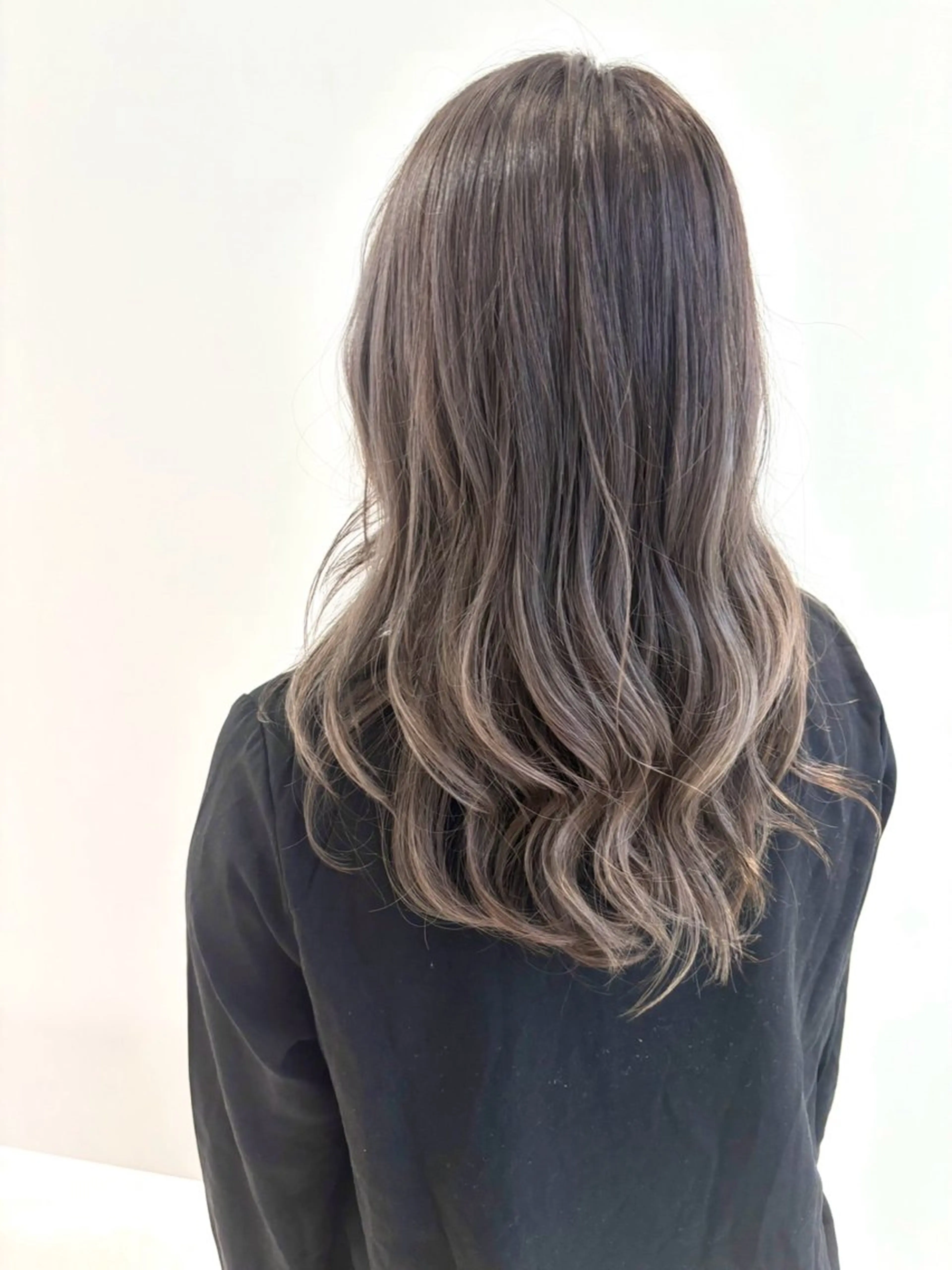 セミロング カラー ブリーチ グレージュ ハイライトカラー ハイライト シェアサロンR所属・川合 勇気のヘアスタイル