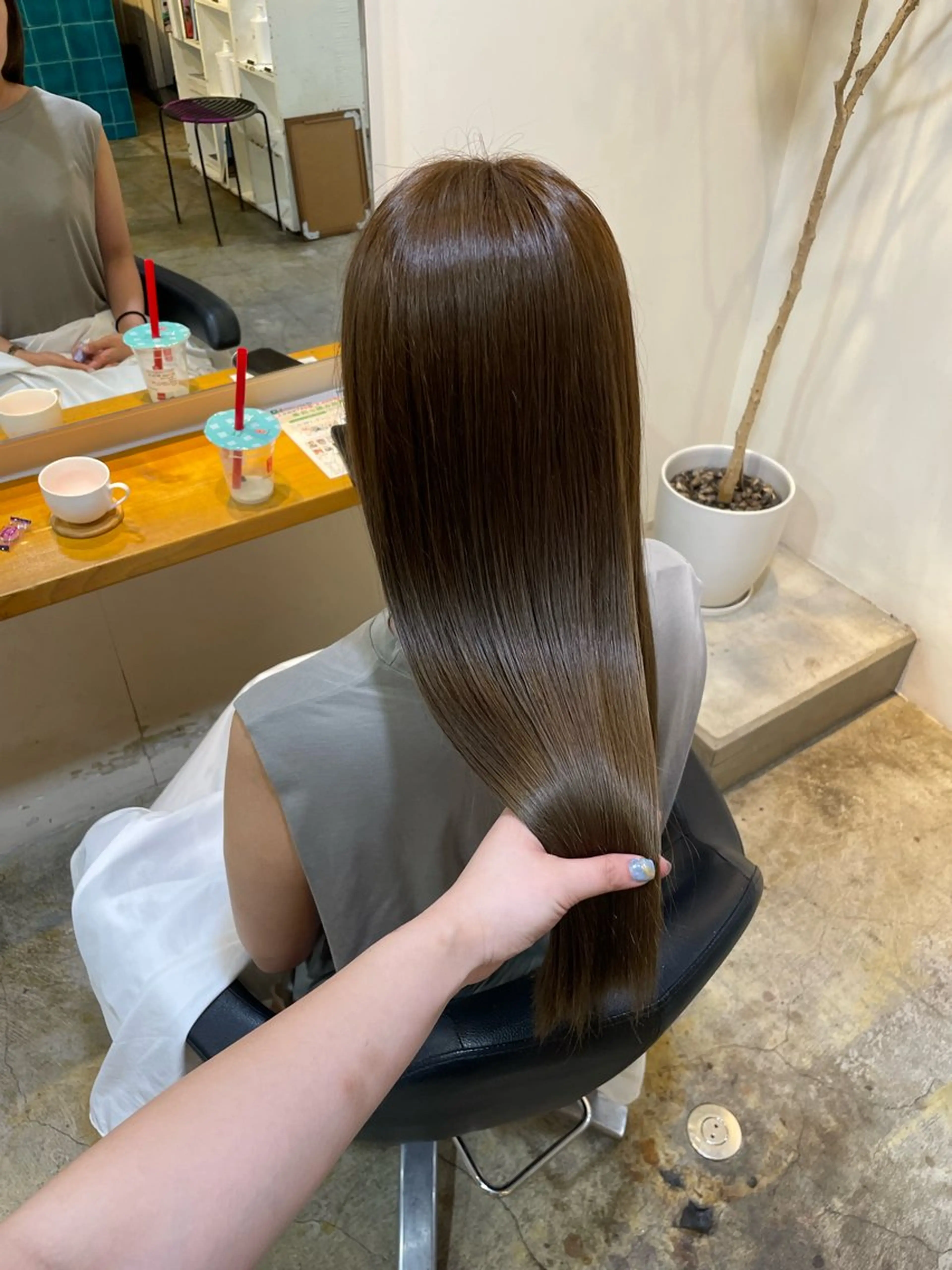 ロング カラー ベージュカラー ヘアカラー トリートメント MIOベージュカラー 柔らかいカラーのヘアスタイル