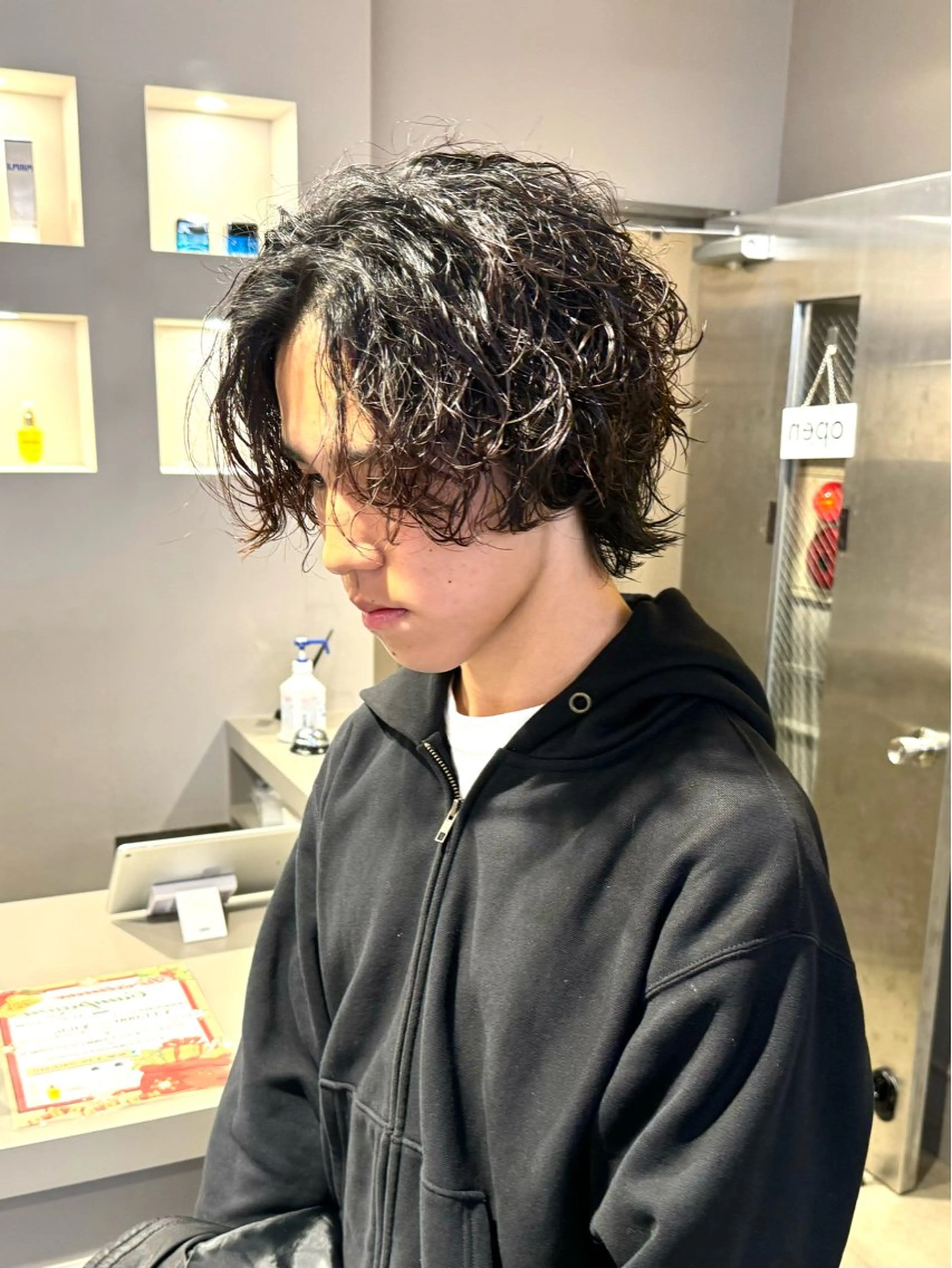 ミディアム パーマ ヘアアレンジ メンズ ミディアムパーマ メンズパーマ カット パーマ トリートメント ヘッドスパ ヘアセット 顔まわりカット の達人のヘアスタイル