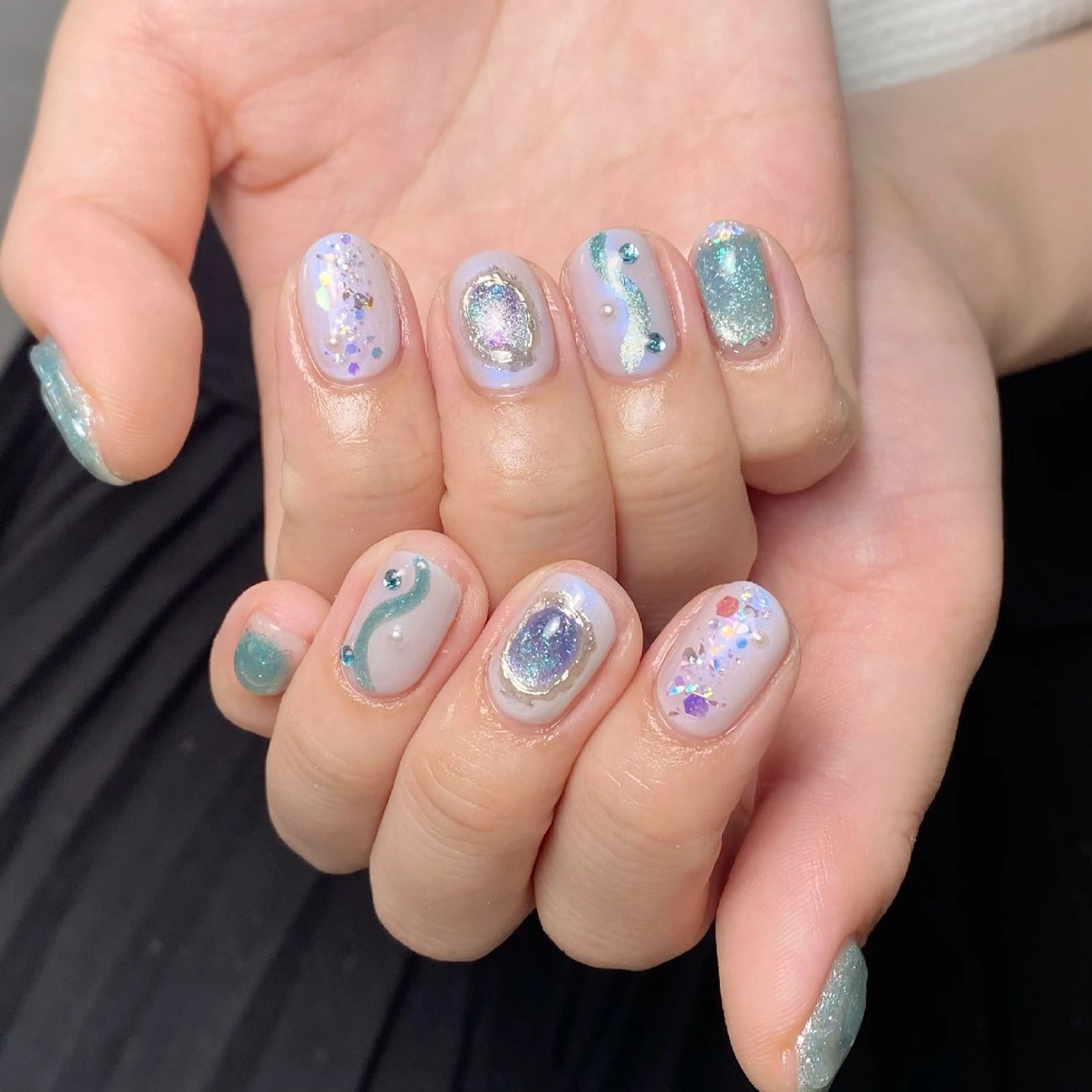ネイル チークネイル フレンチネイル ジェルネイル ガーリー キラキラネイル ハンドネイル UM Nail Salonのネイルデザイン