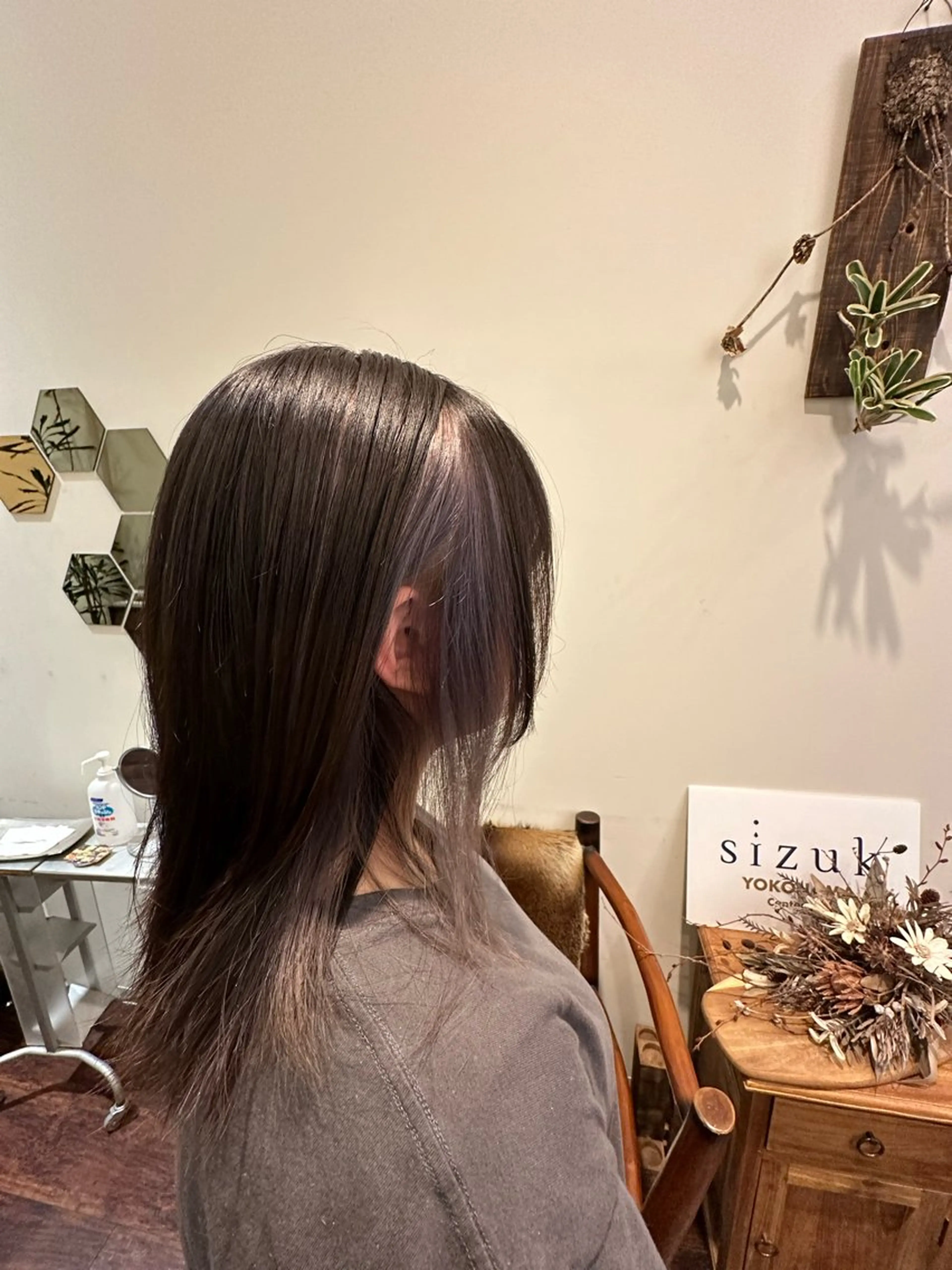 セミロング カラー ブリーチ インナーカラー シルバー カット ヘアカラー LOA uraraのヘアスタイル