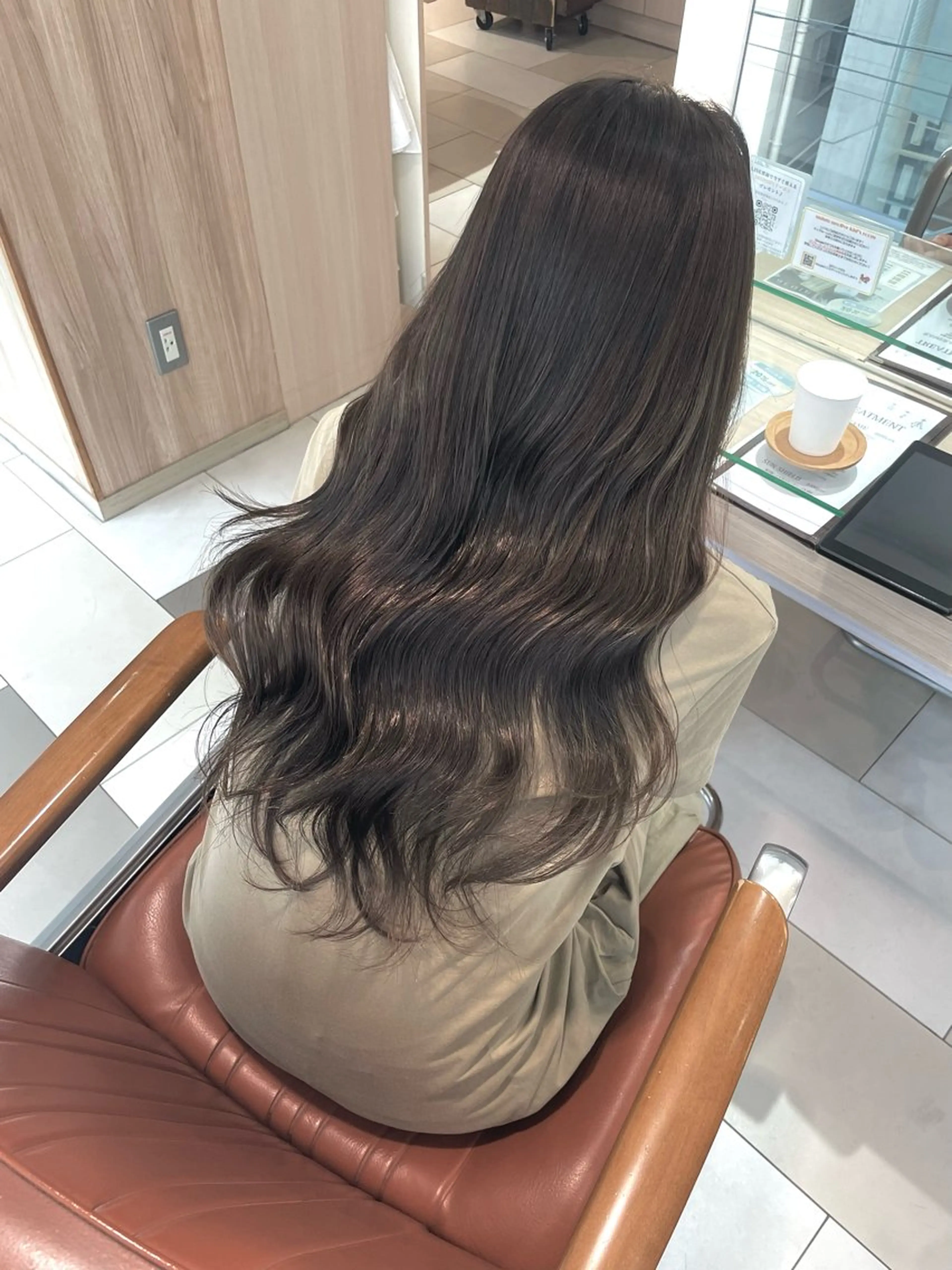 ロング カラー アッシュ アッシュグレー アッシュグレージュ ブリーチ 透明感カラー ヘアカラー トリートメント 青沼夏未/オリーブ/ 寒色カラーのヘアスタイル