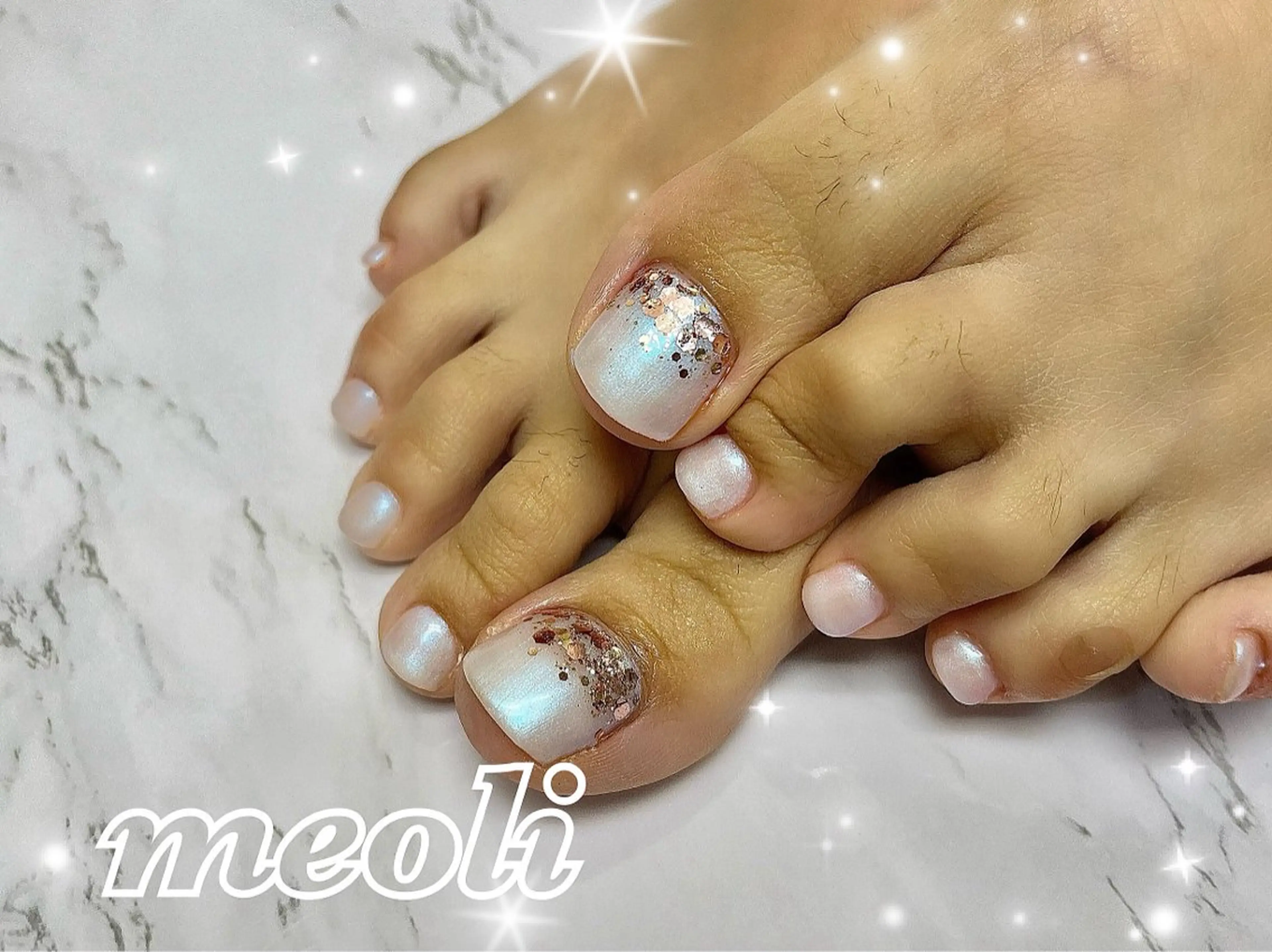 ネイル オーロラネイル ブルー ワンカラーネイル ホワイト フットネイル nail salon meoli　アヤのネイルデザイン