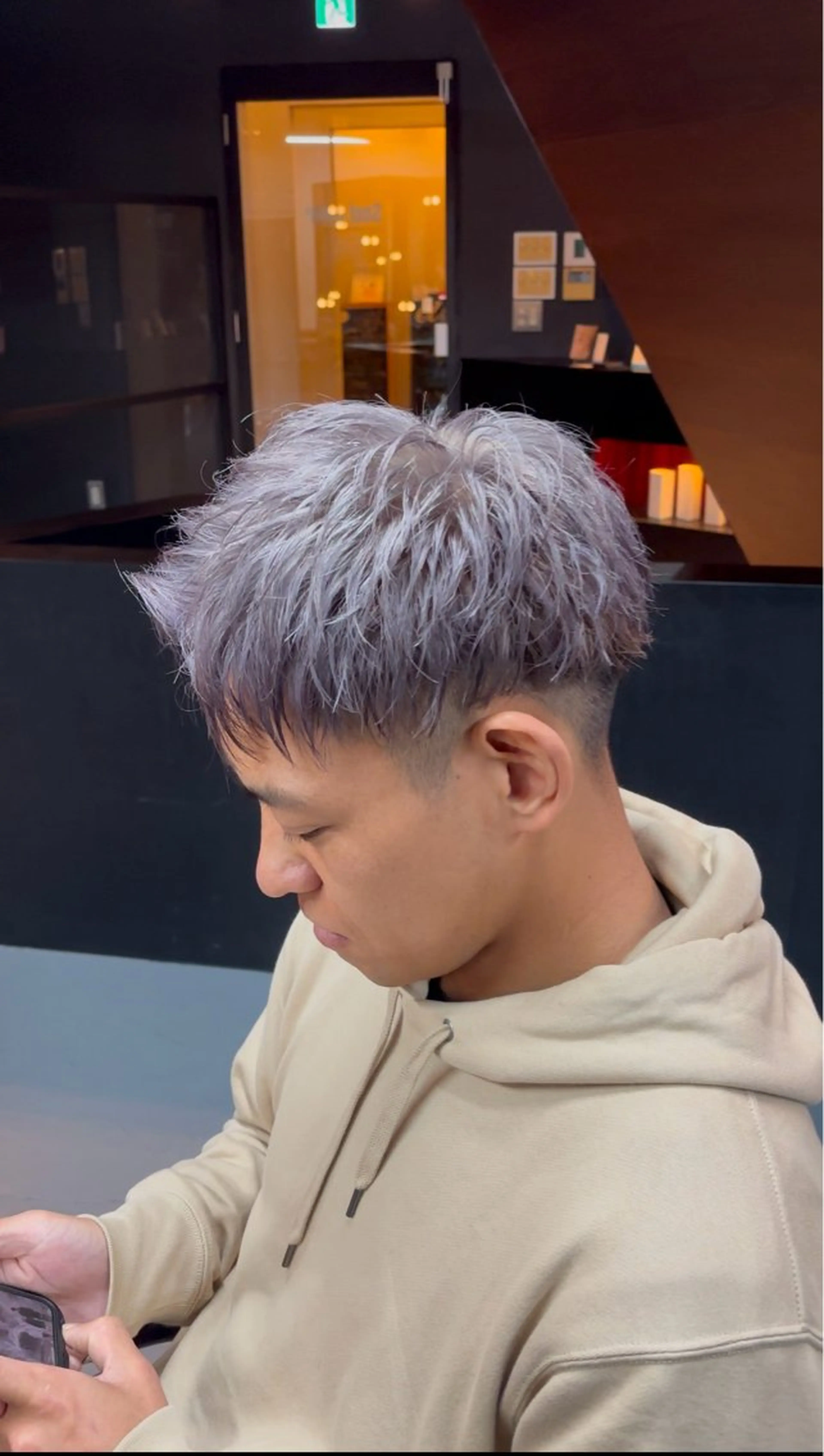 カラー メンズ メンズブリーチ メンズハイトーン 学生（メンズ向け） 刈り上げ ブリーチ カット ヘアカラー いなおか かなとのヘアスタイル