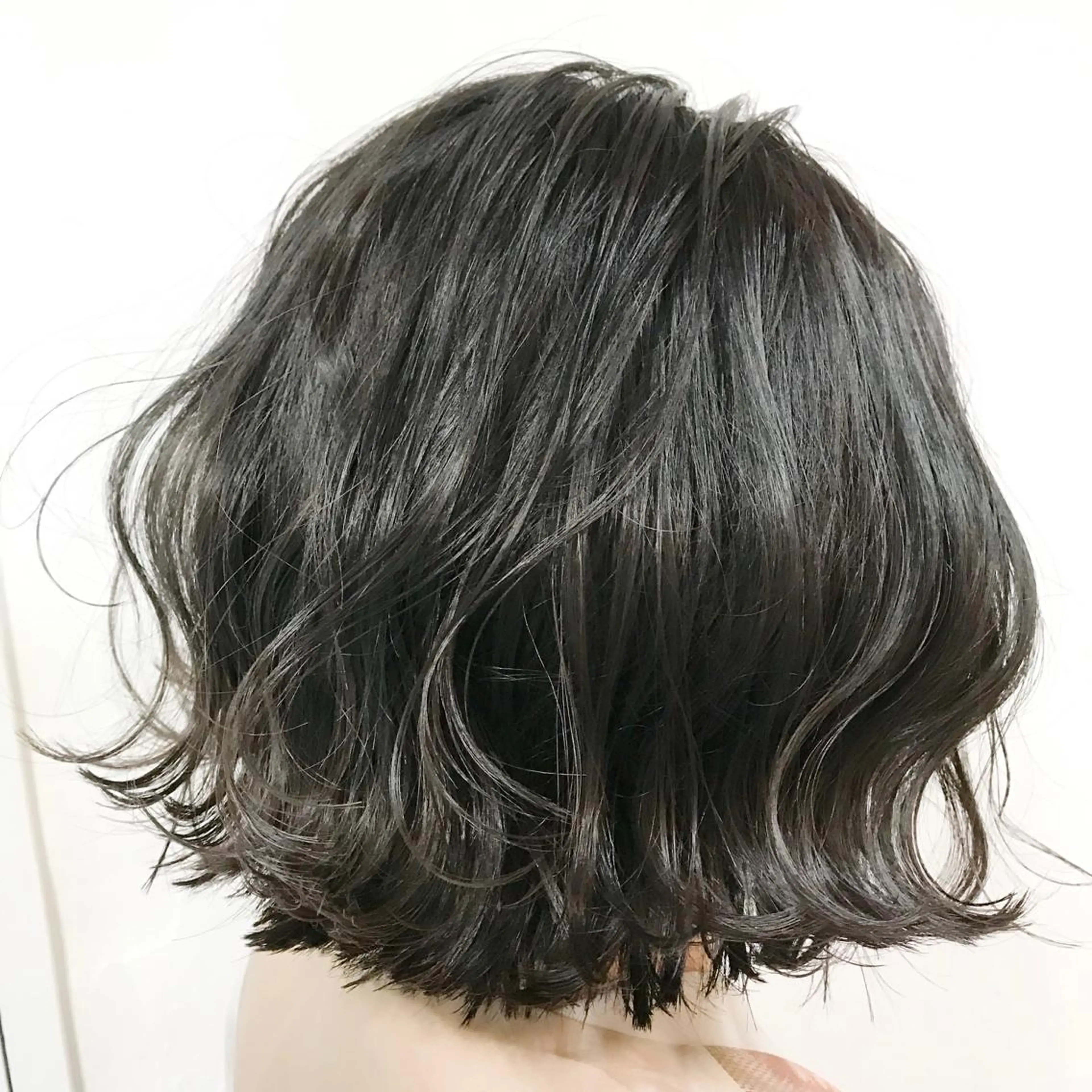 ショート カラー ダークグレー ダークグレージュ グレージュ ボブ 外ハネヘア 🌈限定価格🌈 鈴木　瑛輔のヘアスタイル