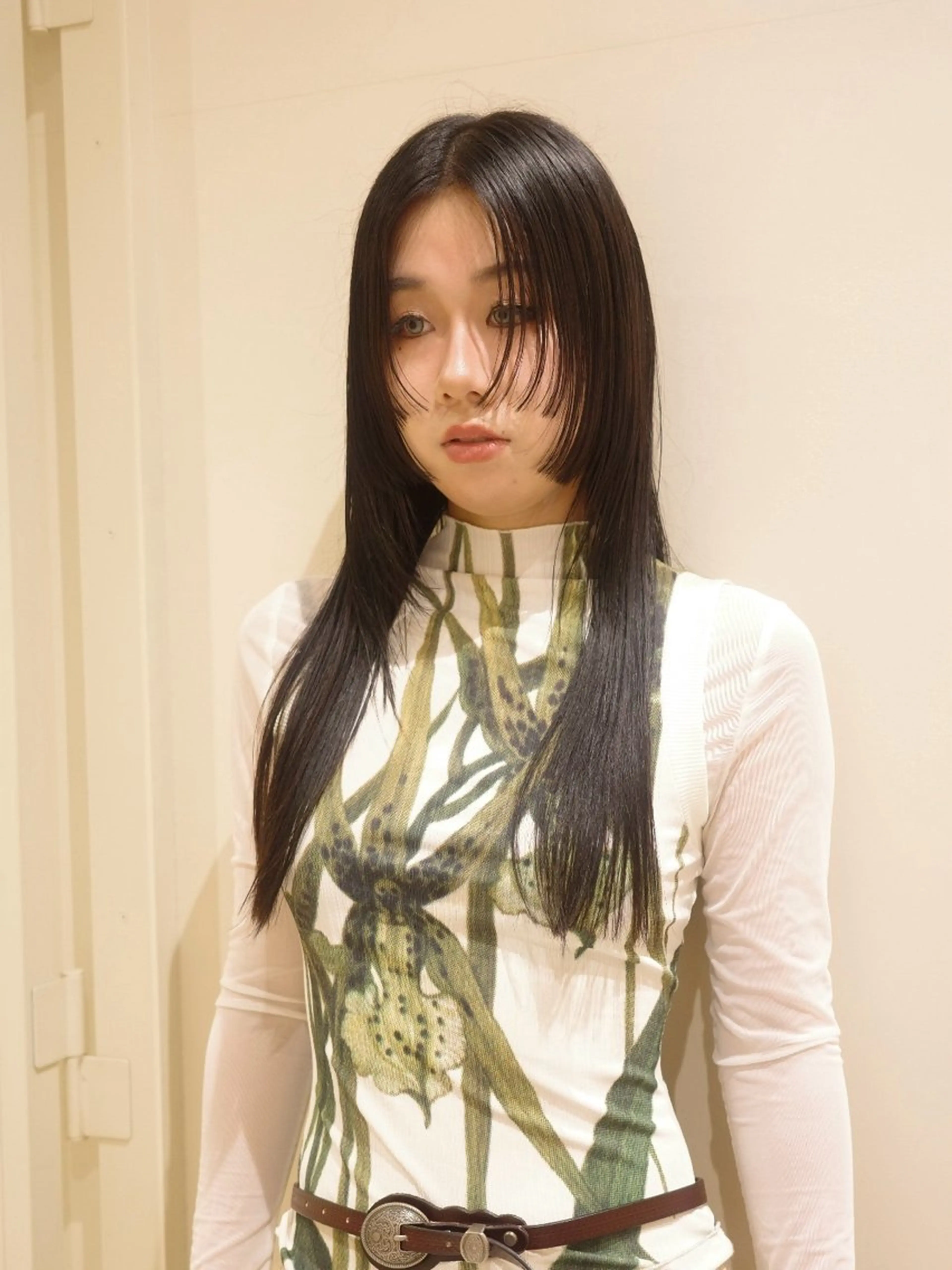 セミロング アカツ ミナのヘアスタイル