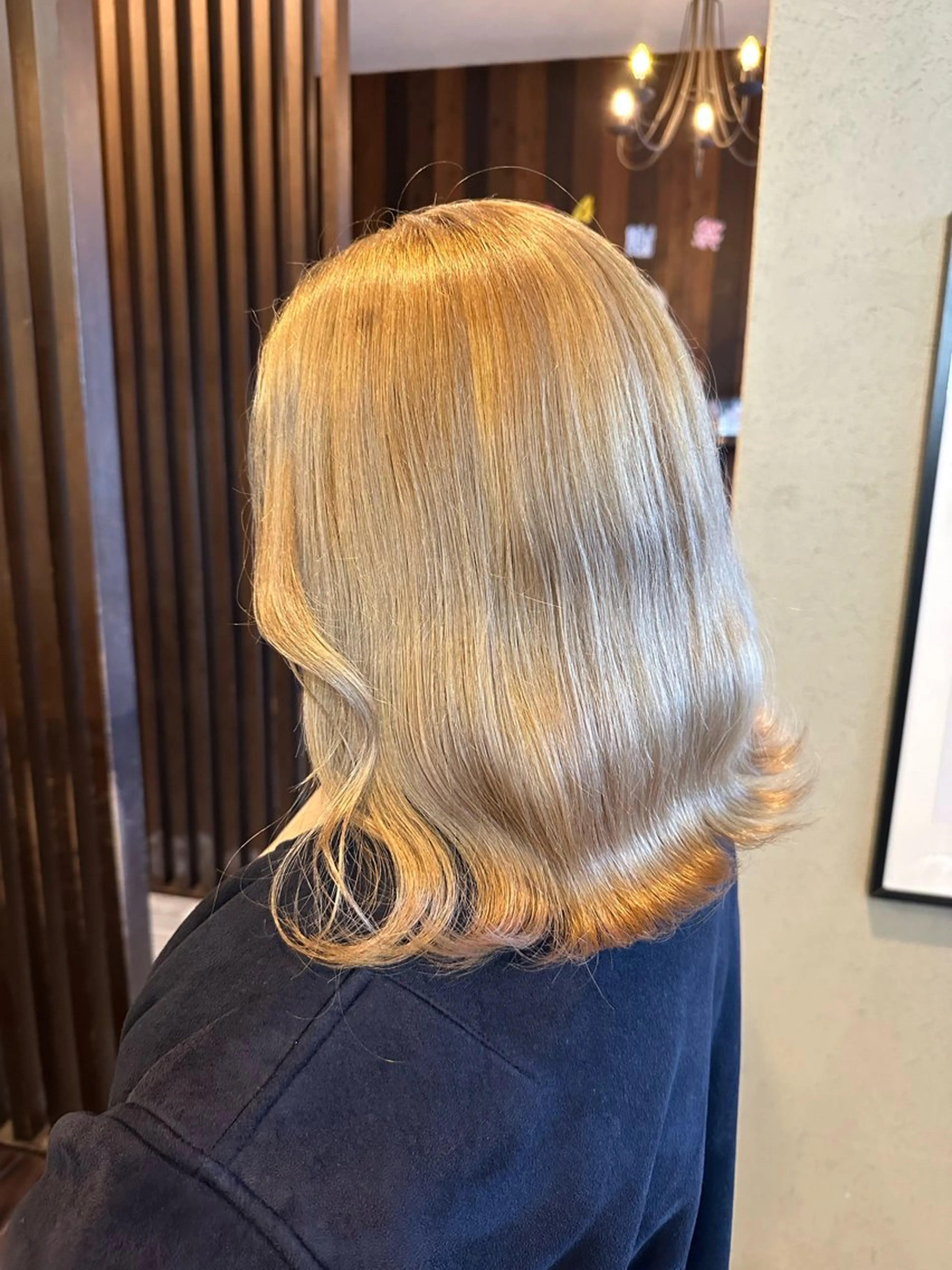 ミディアム カラー ベージュカラー ブリーチ ミルクティーベージュ ホワイトミルクティーベージュ カット ヘアカラー BRANCHÉ小牧/ 西尾 美月のヘアスタイル