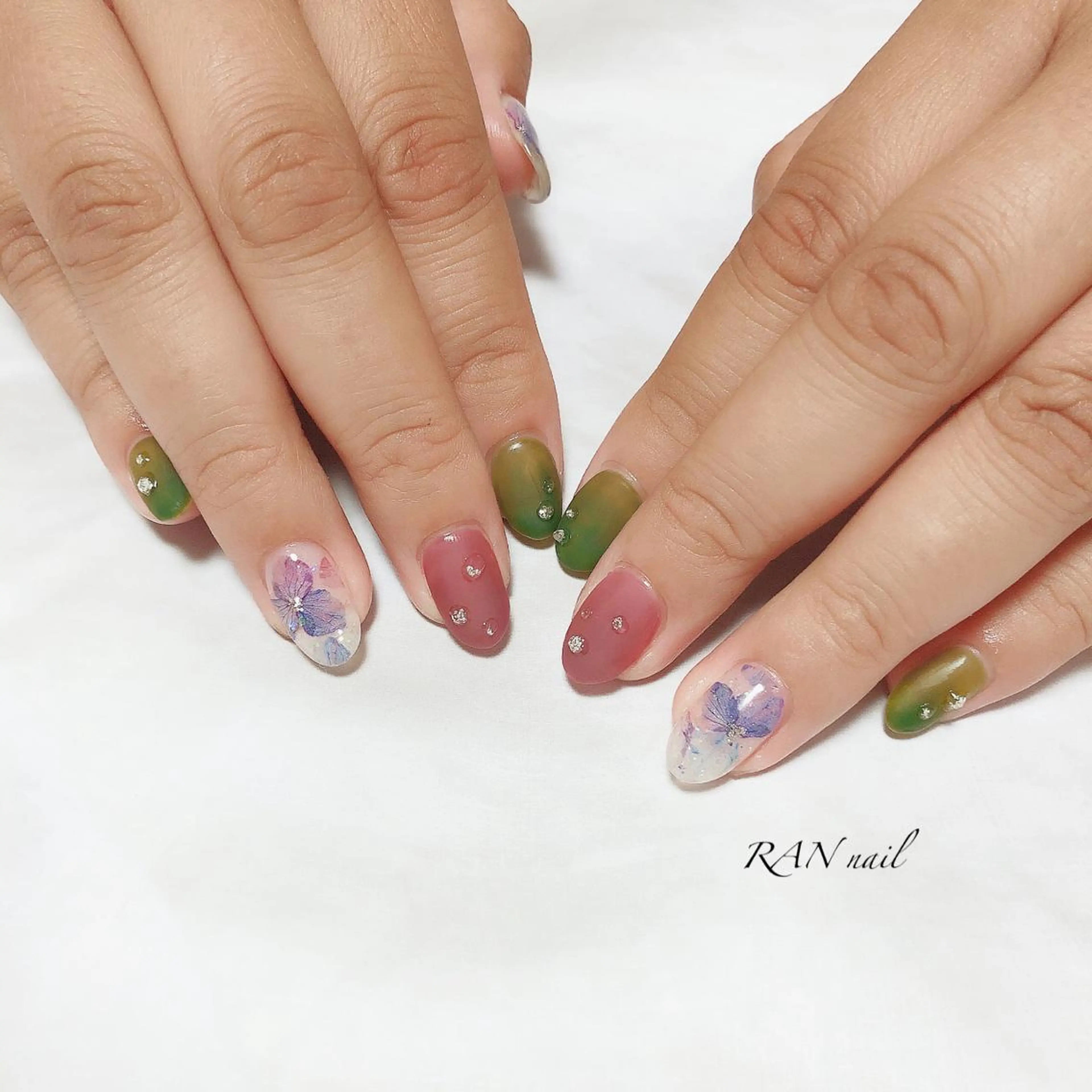 ネイル フラワーネイル ジェルネイル グリーン キラキラネイル パラジェル ハンドネイル フットネイル RAN nail 〜ランネイル〜所属・RAN nailのネイルデザイン