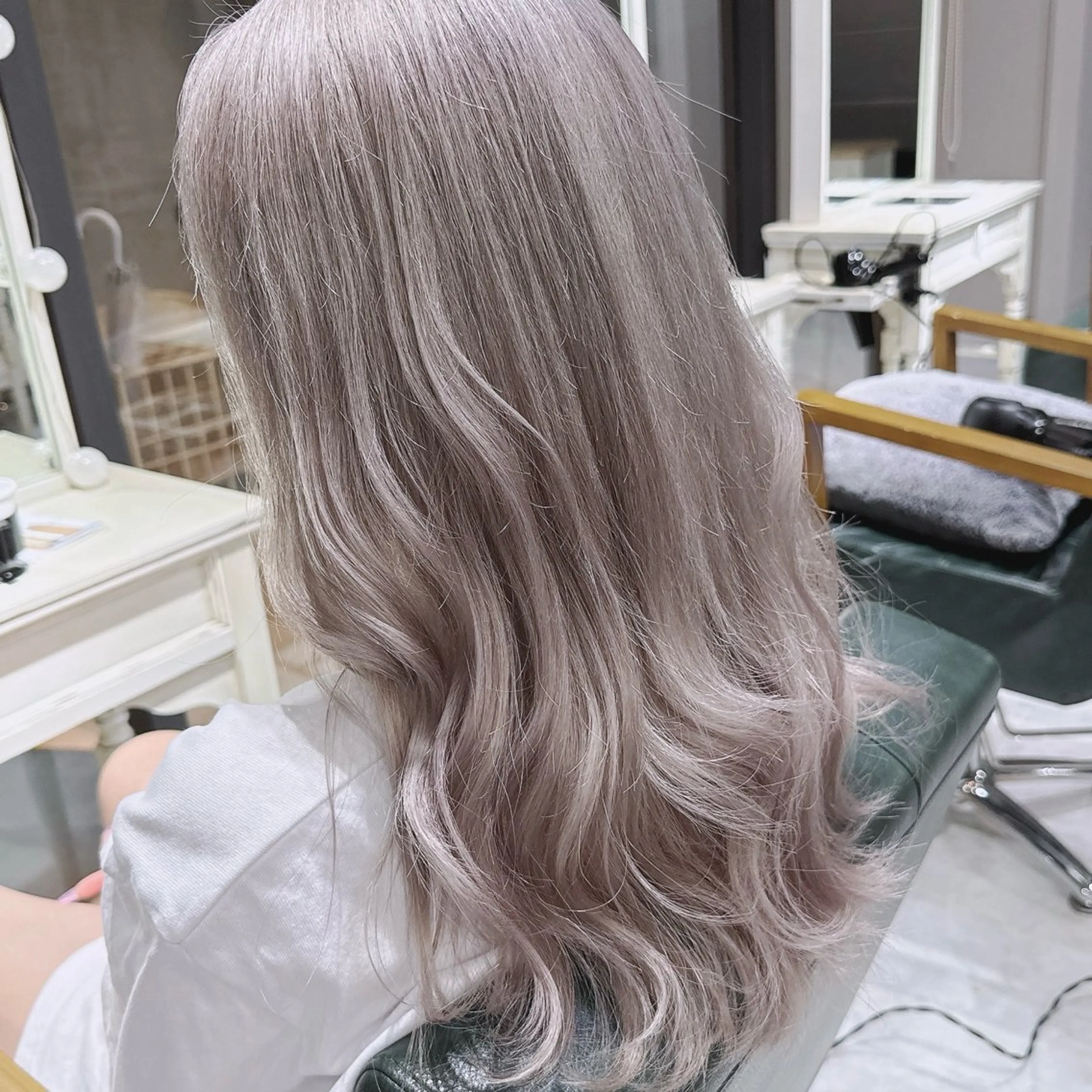 ロング カラー アッシュ ブリーチ デザインカラー ハイトーンカラー シルバー ヘアカラー トリートメント DAYS Men’sのヘアスタイル