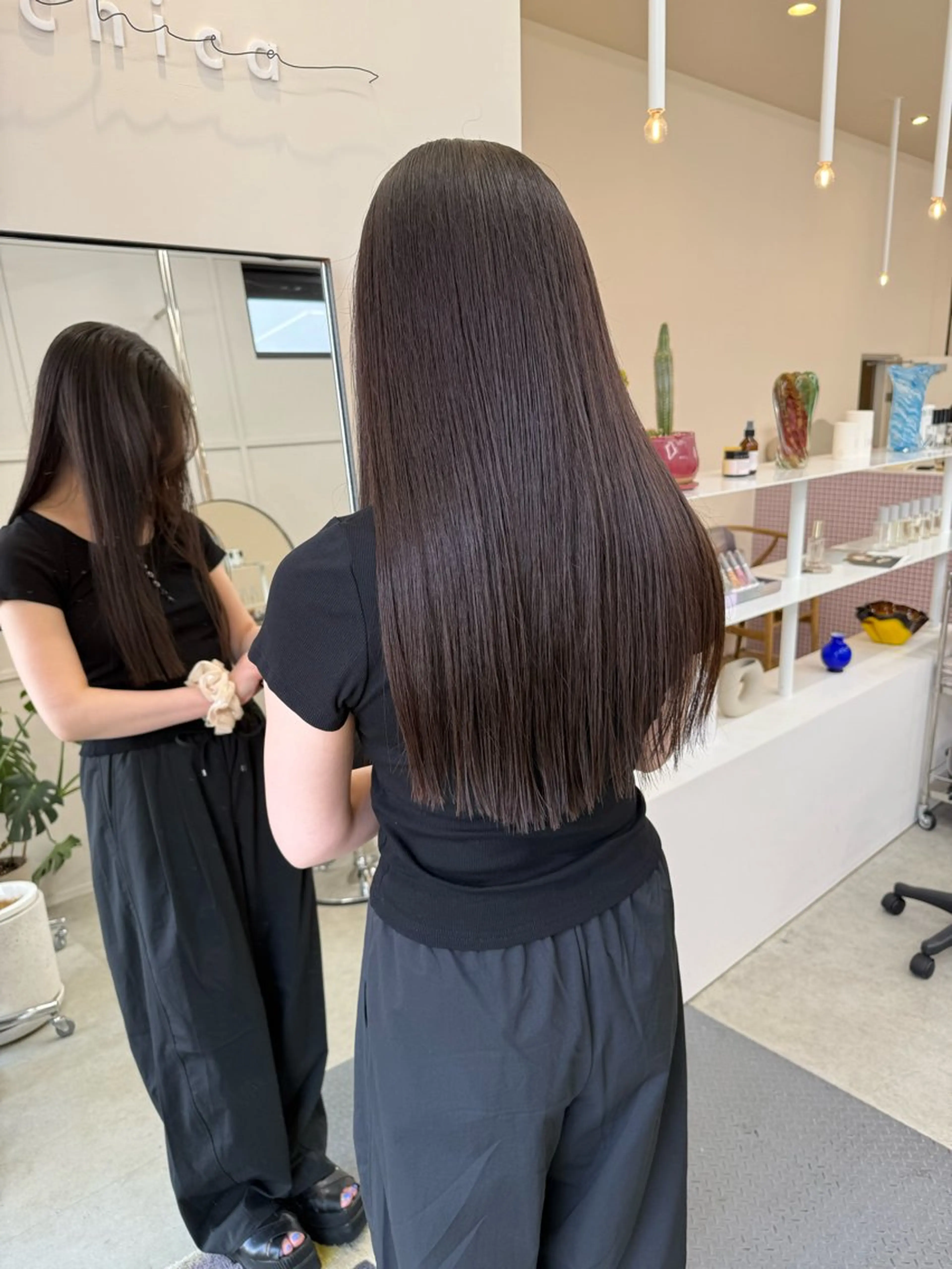 【ツヤ髪】 巻き髪もできる！カット + 縮毛矯正 🪮の写真