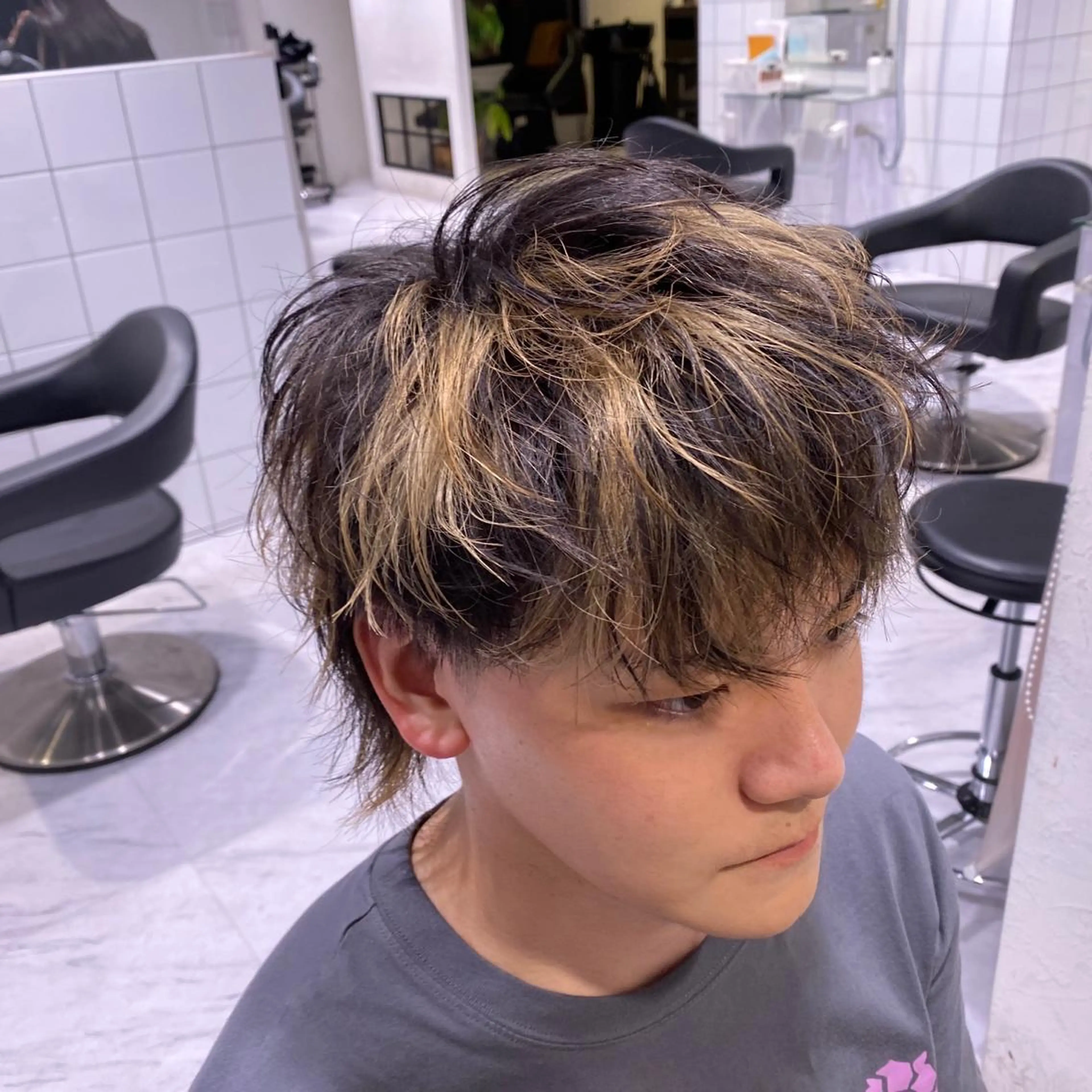 ショート カラー メンズ アップバング メンズブリーチ ビジネス センターパート メンズハイトーン 赤み消し🌿 透明感カラー🫧のヘアスタイル