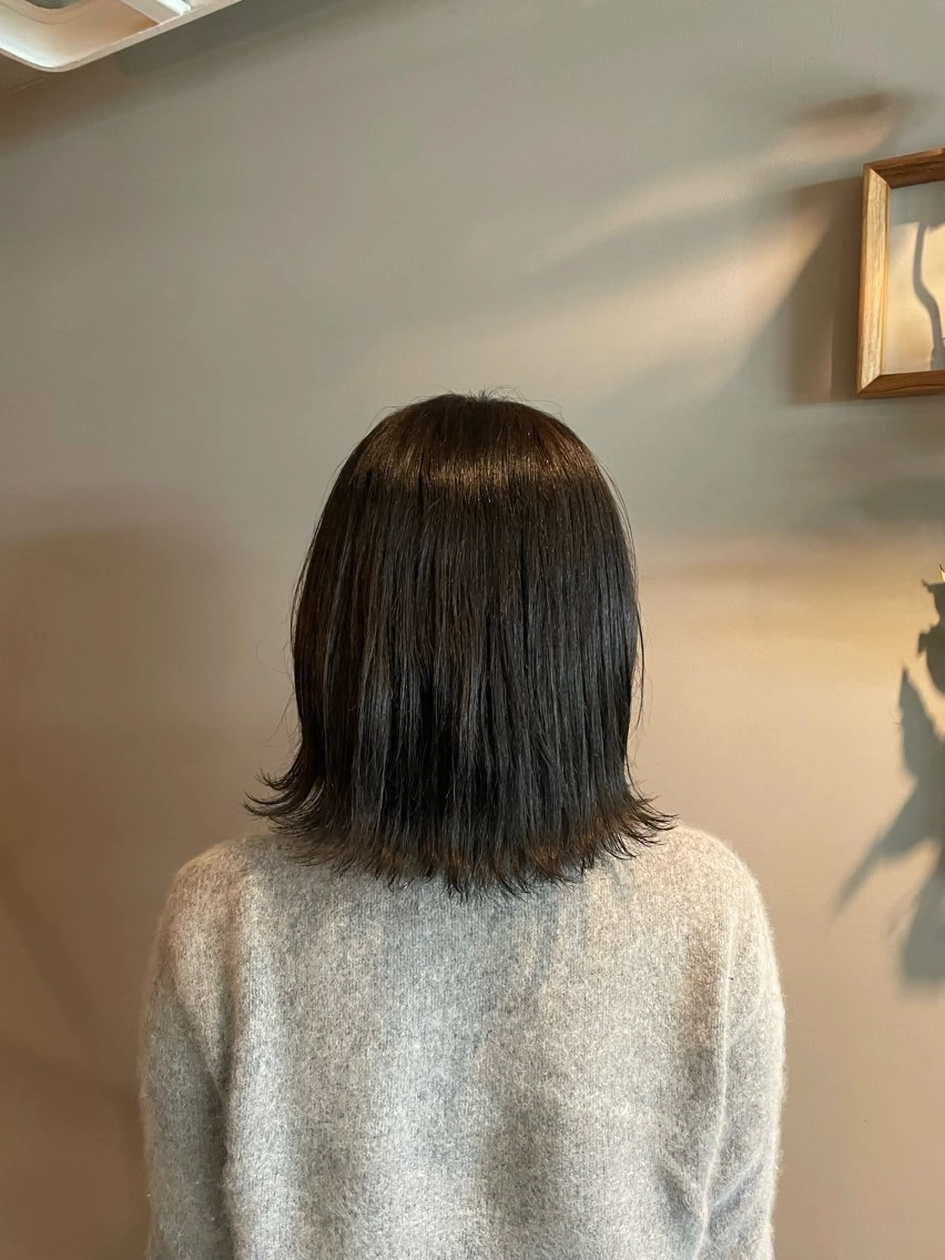 ミディアム カラー アッシュ ミント 外ハネヘア カット ヘアカラー ヘッドスパ 井上 飛鳥のヘアスタイル