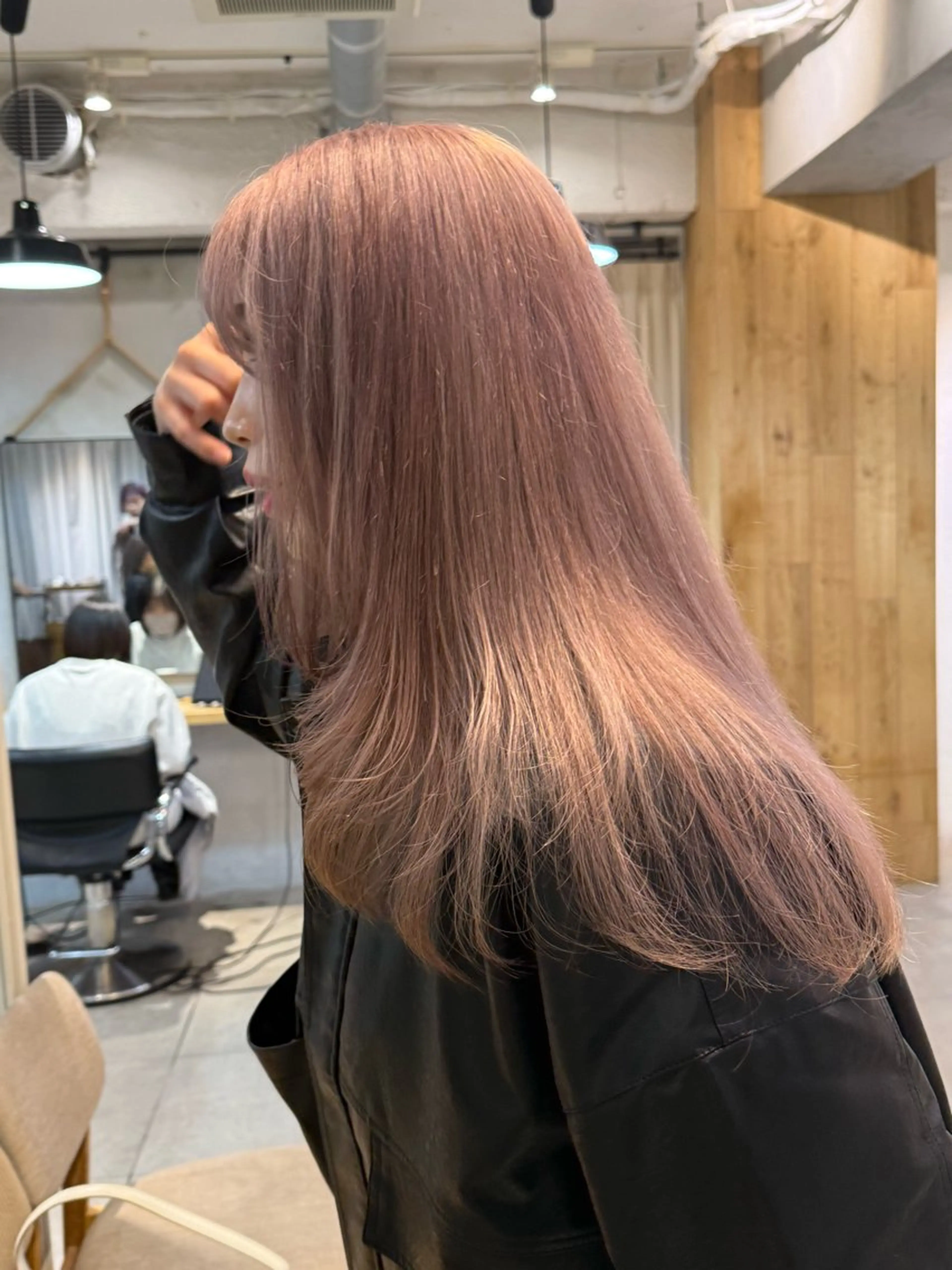 ロング カラー ミルクティー× グレージュMOMOのヘアスタイル