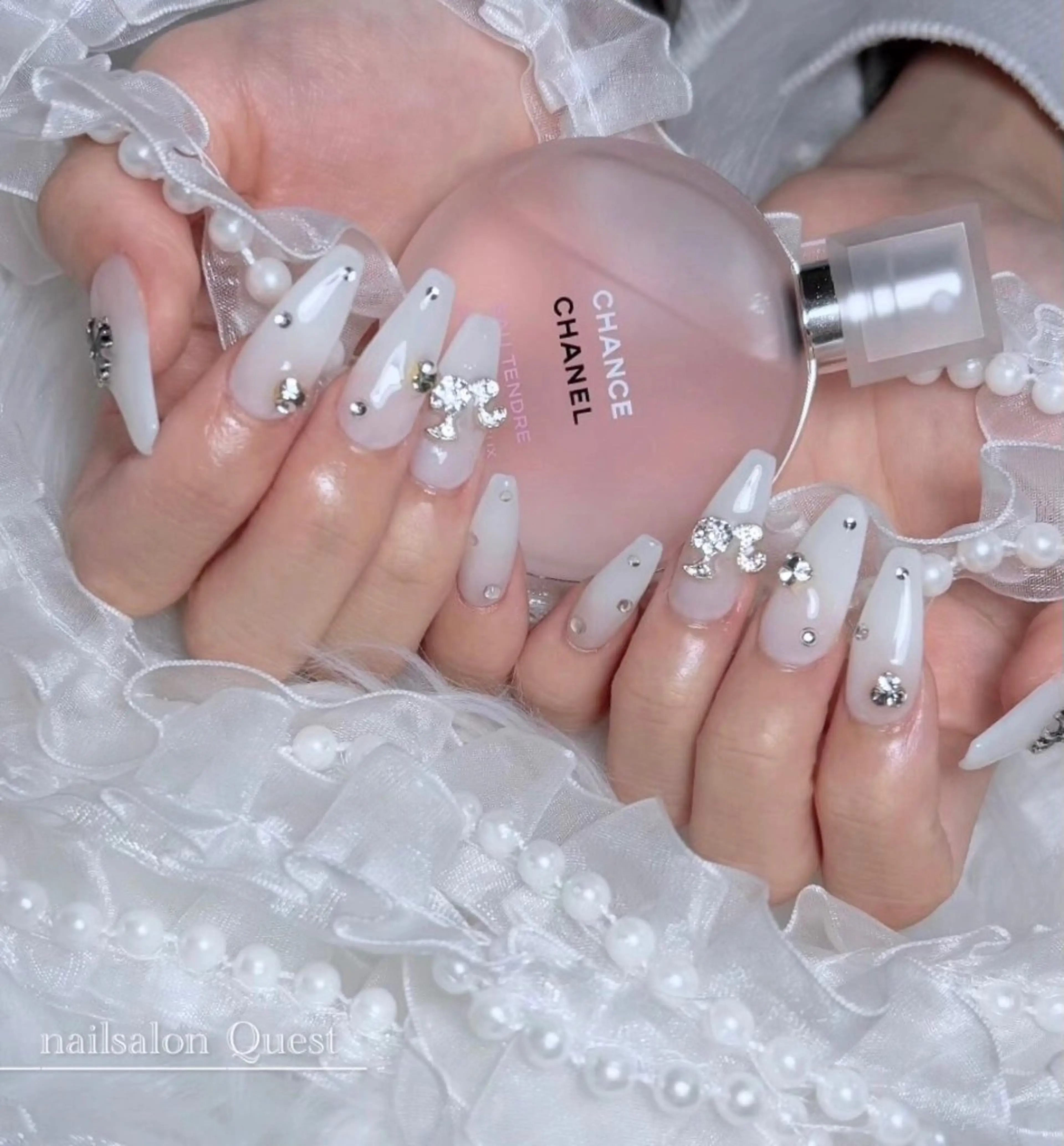 ネイル 長さ出し キラキラネイル ホワイト nailsalon Questのネイルデザイン