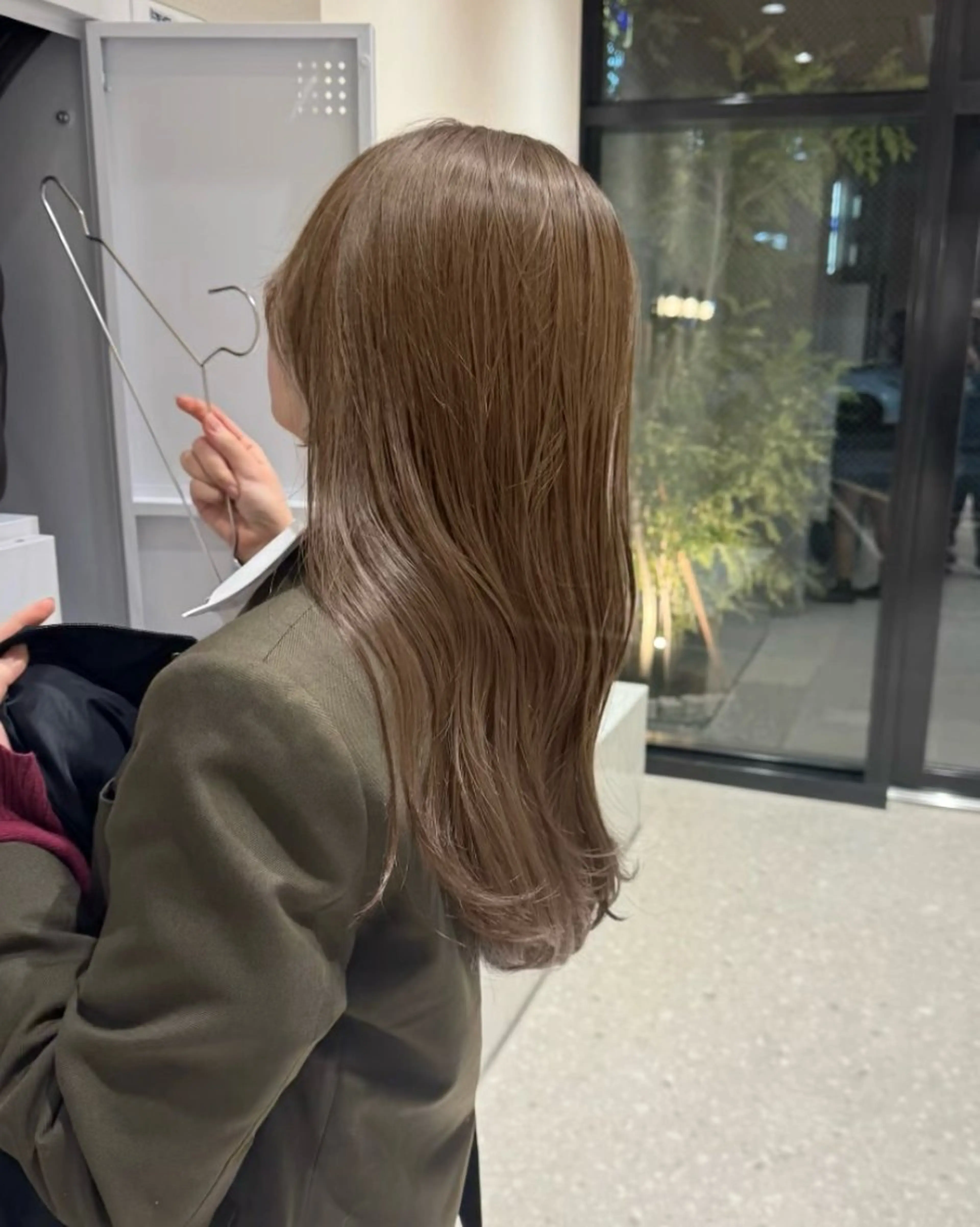 セミロング カラー ヘアアレンジ ベージュカラー ミルクティーベージュ レイヤーカット カット ヘアカラー トリートメント ヘッドスパ ヘアセット 艶カラー の達人のヘアスタイル