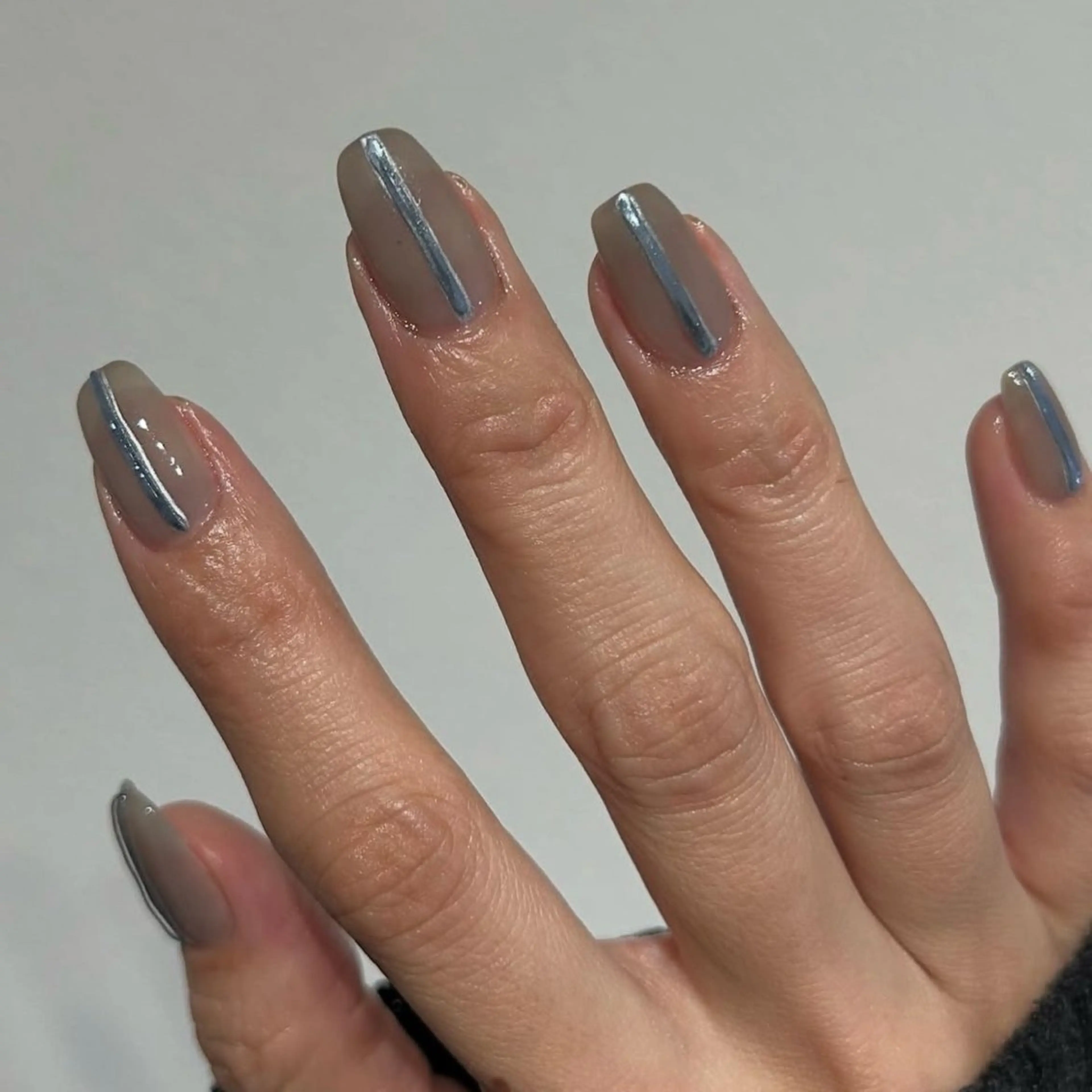 ネイル ブルー カジュアル ミラーネイル ニュアンスネイル シルバー ハンドネイル ハンドケア lyly.nail所属・lylynail YUUKAのネイルデザイン